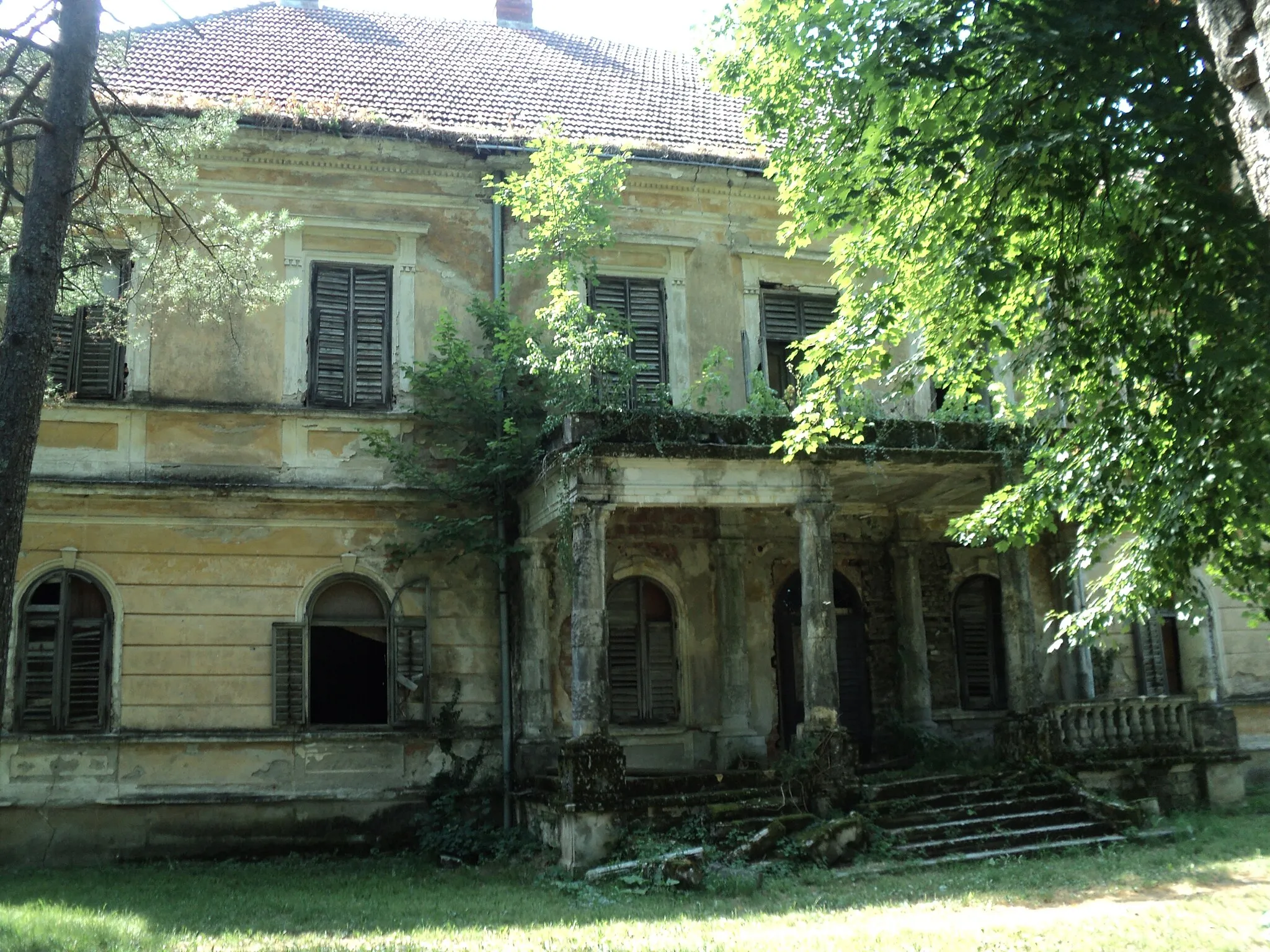 Photo showing: Lijeva strana Dvorca Tuerk Mažuranić