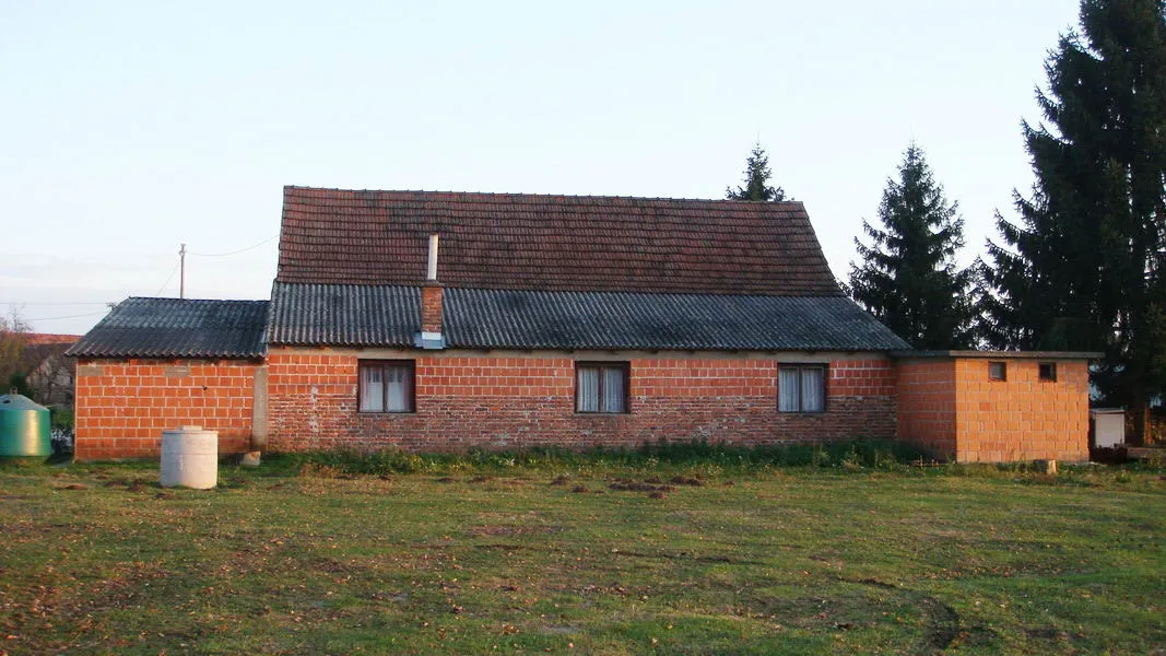Photo showing: Koritna - 2009 - Društveni dom straga