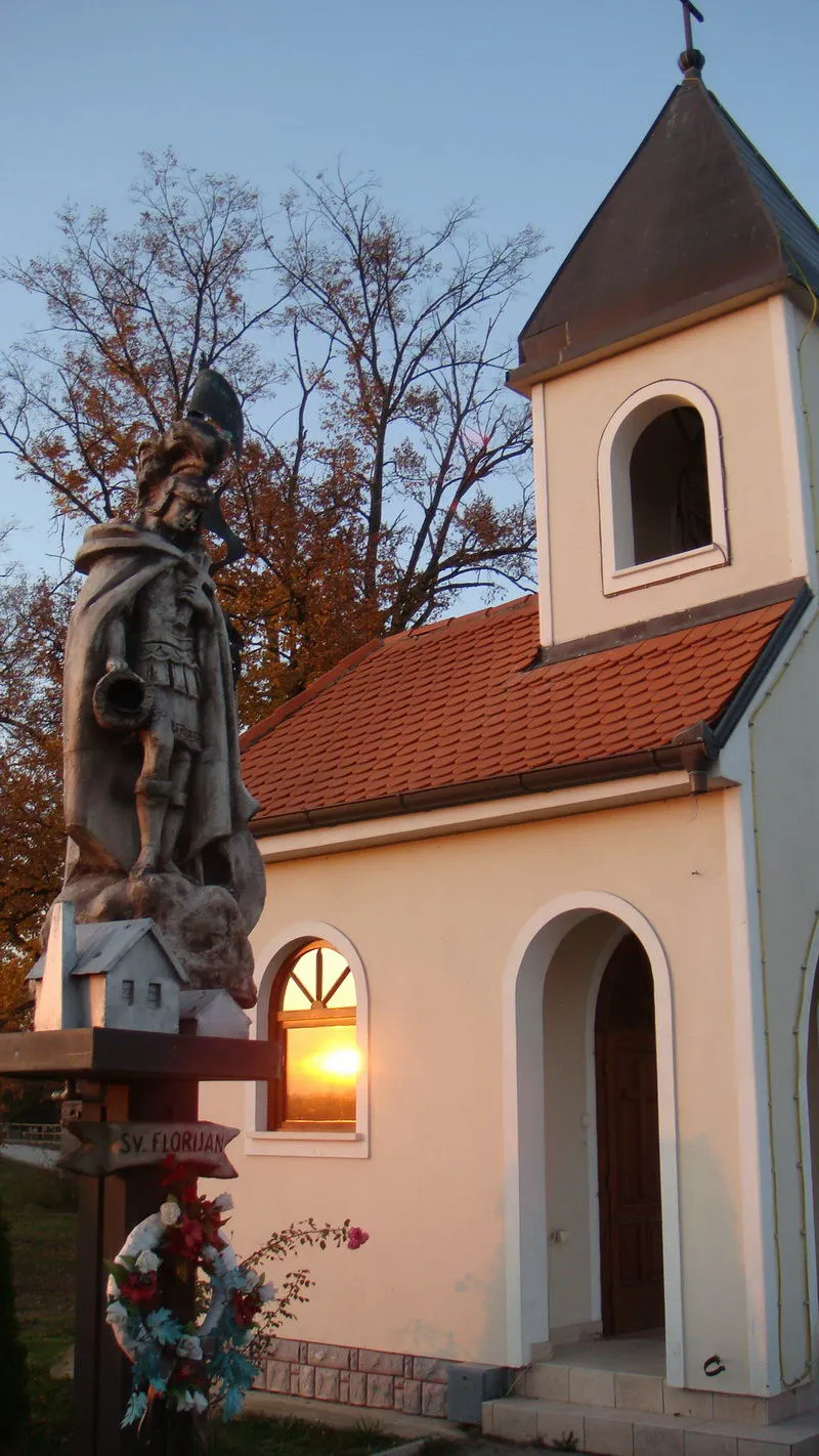 Photo showing: Koritna - 2009 - Kapelica i kip Svetog Floriana