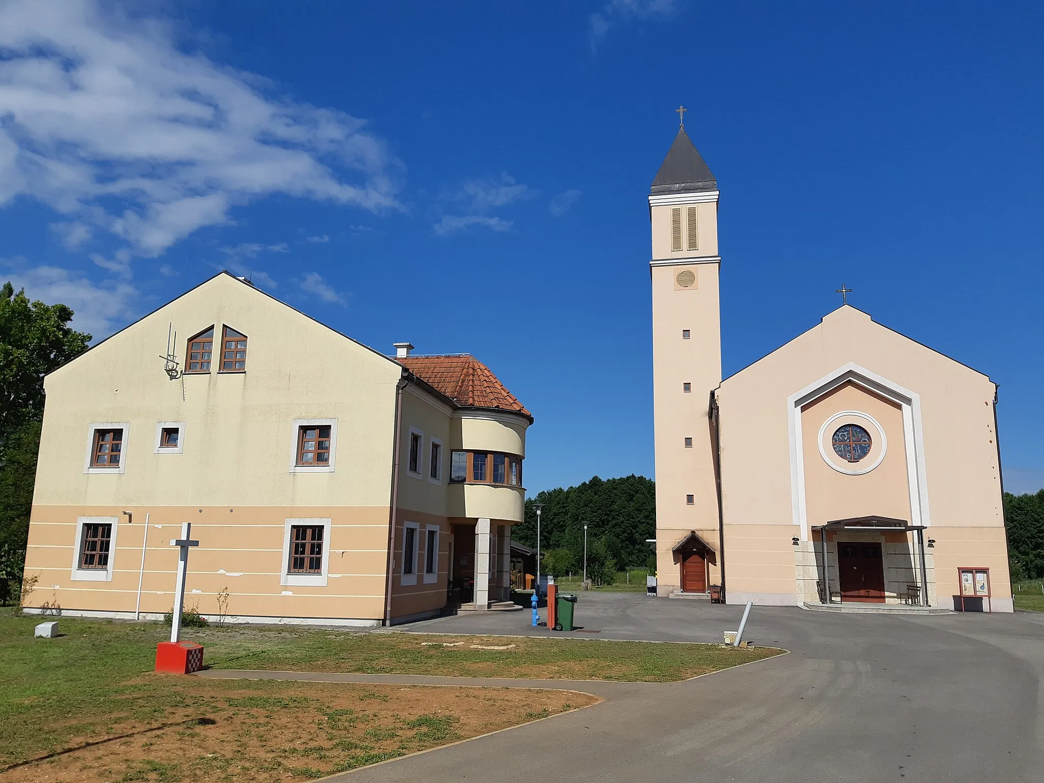 Photo showing: Crkva sv. Petra i Pavla u Gvozdu.