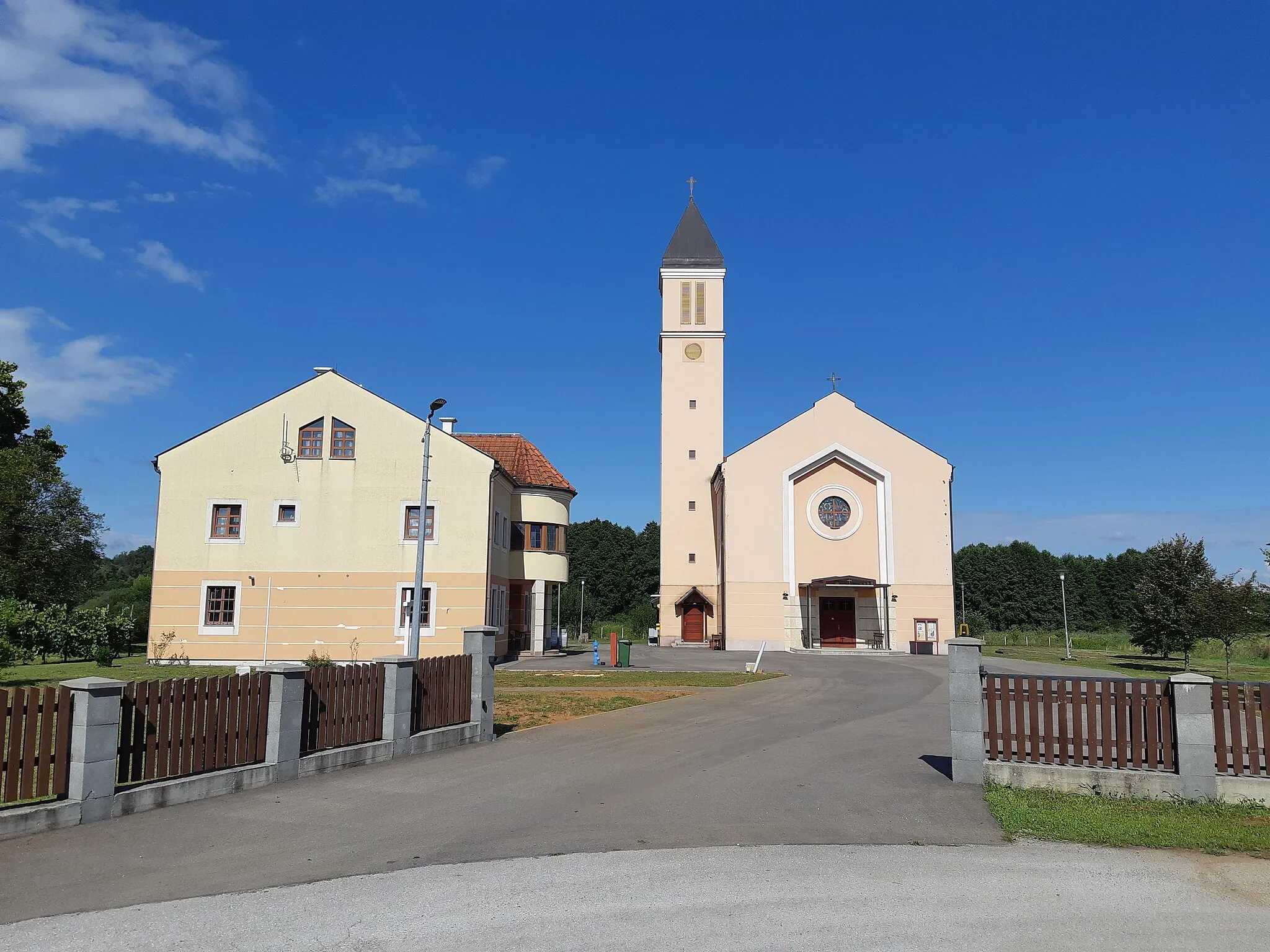 Photo showing: Crkva sv. Petra i Pavla u Gvozdu.