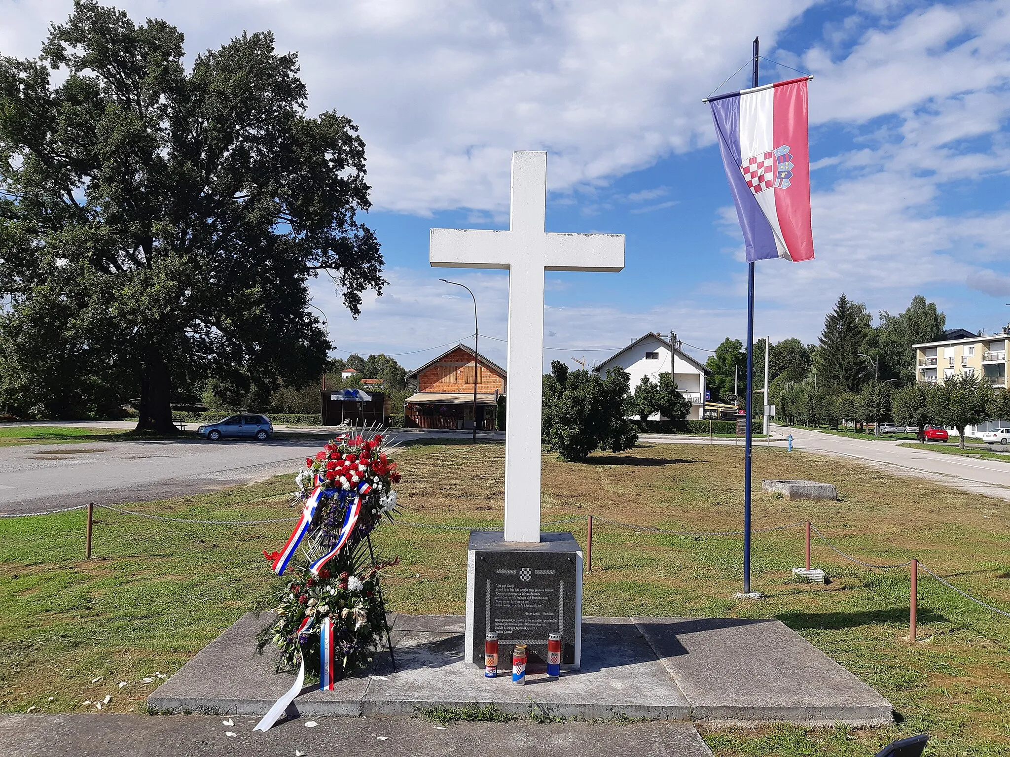 Photo showing: Spomenik hrvatskim braniteljima poginulim tijekom velikosrpske agresije u Gvozdu.