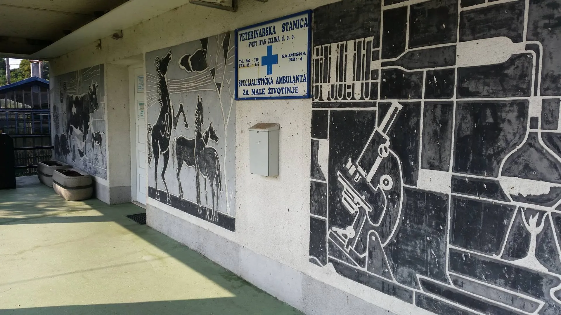 Photo showing: Dinko Vranković: Sgrafitto facade of Veterinary Ambulance in Sveti Ivan Zelina, Croatia, cca 1967.