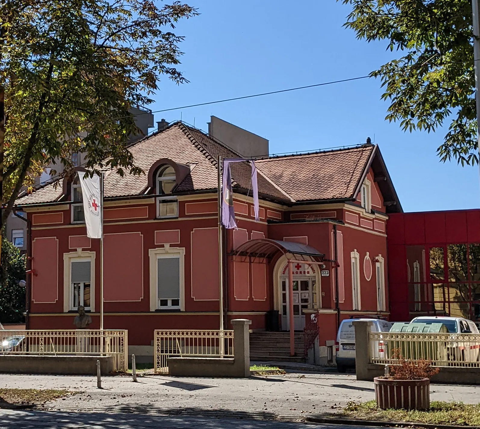 Photo showing: Red Cross of Croatia, Zagreb on Ulica 223
view from across the street