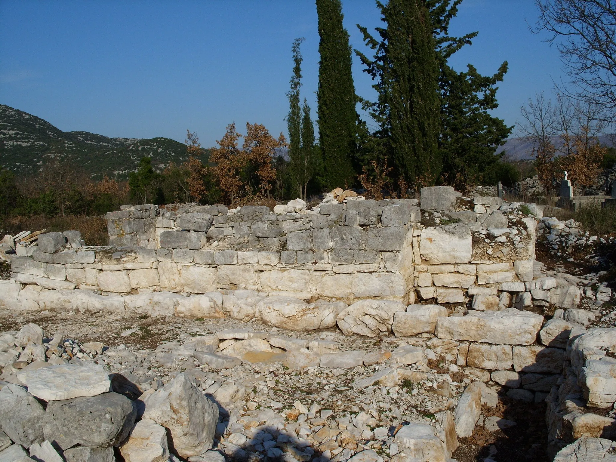 Photo showing: The remains of the medieval church of St. Tekla in the cemetery of village Orah