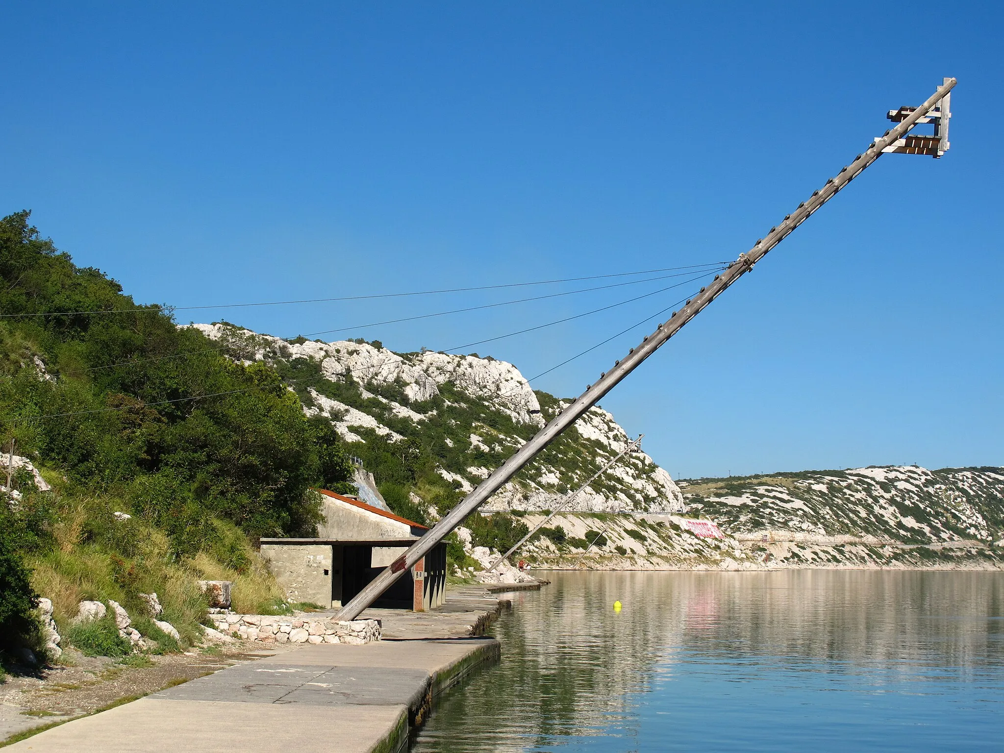 Photo showing: Ladders for tracking tuna shoals near the village of Bakarac in Bay of Bakar / Croatia / Adriatic Sea. Above goes by the street Adriatic Highway (Adriatic coastal road).