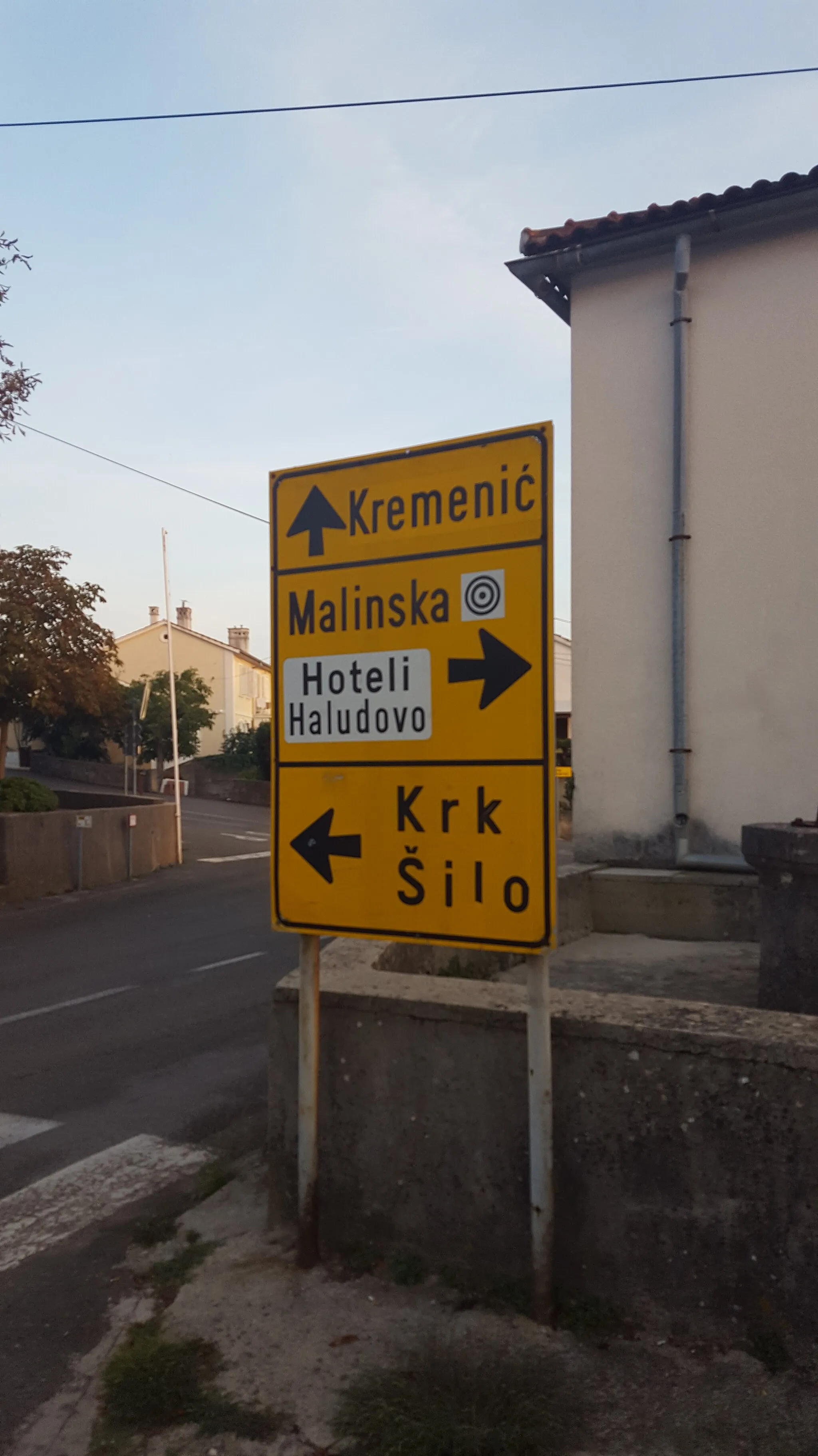 Photo showing: Sign in Svete Vid showing directions to Haludovo in 2018