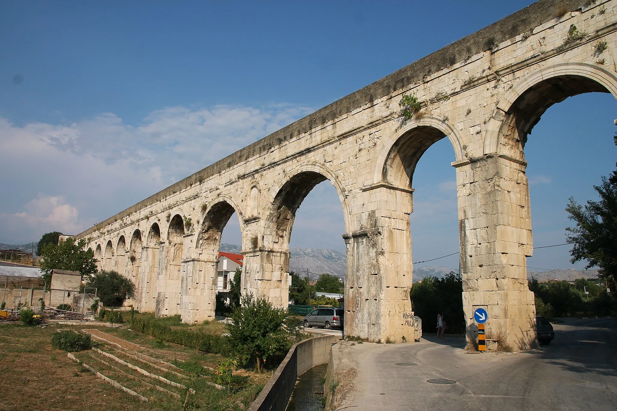 Photo showing: Solin Aqueduct