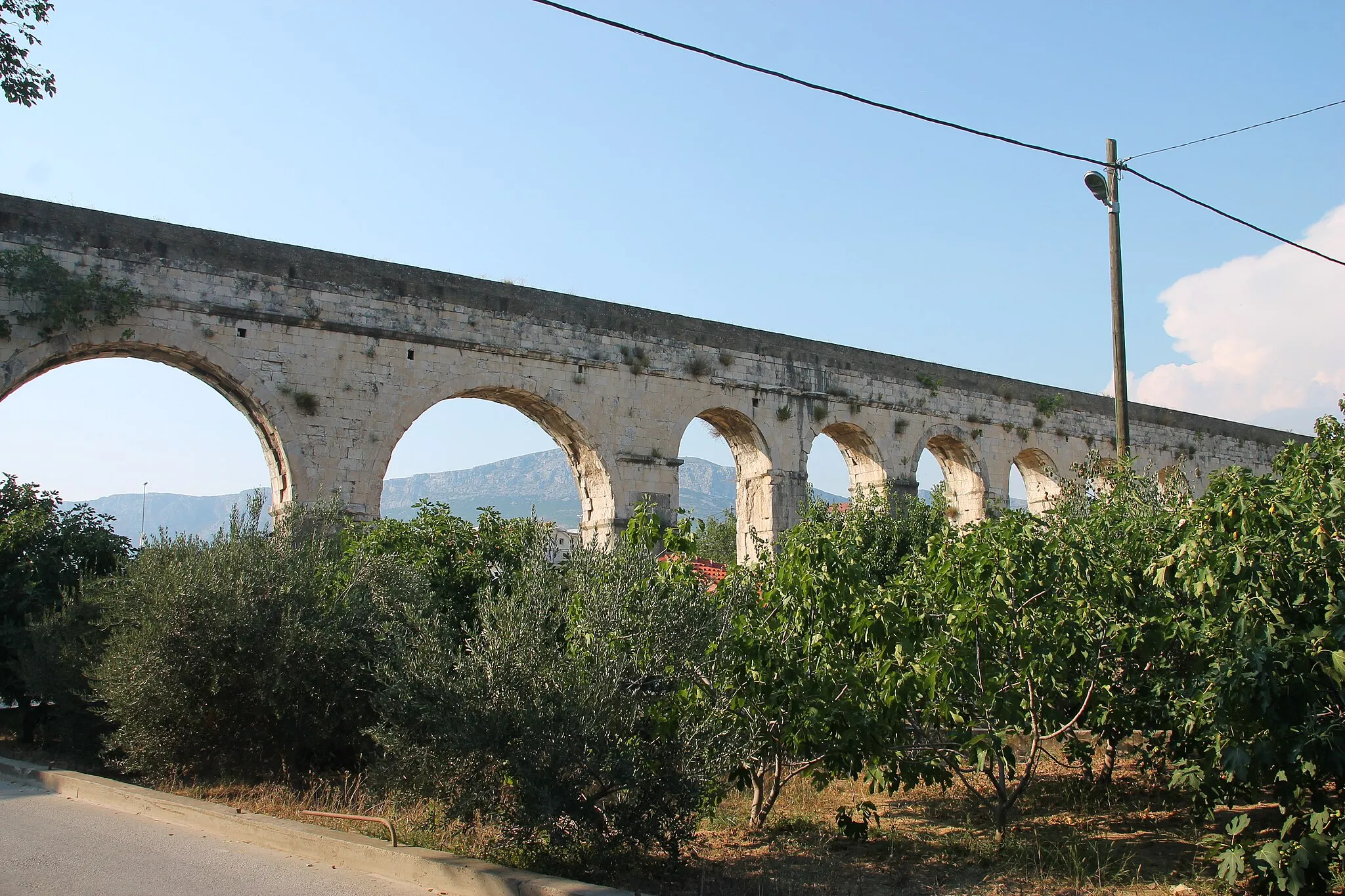 Photo showing: Solin Aqueduct
