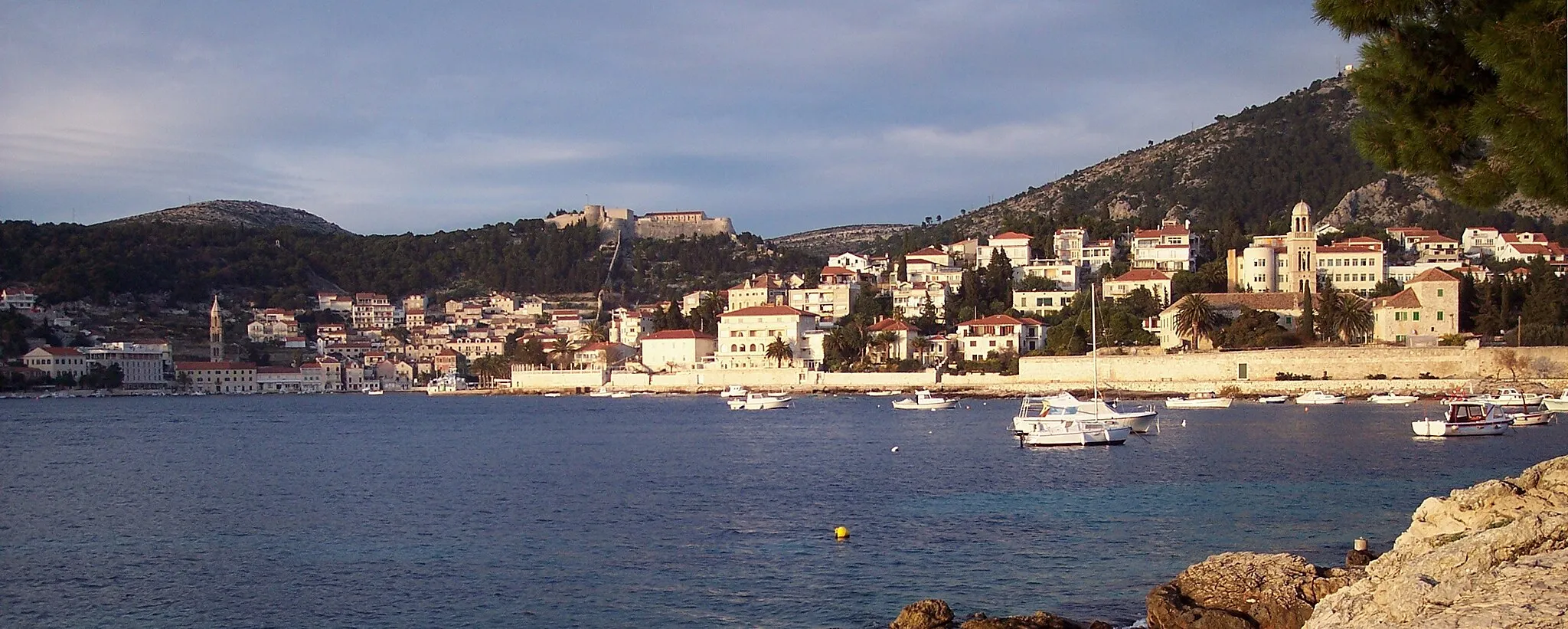 Photo showing: Hvar town seen from the south