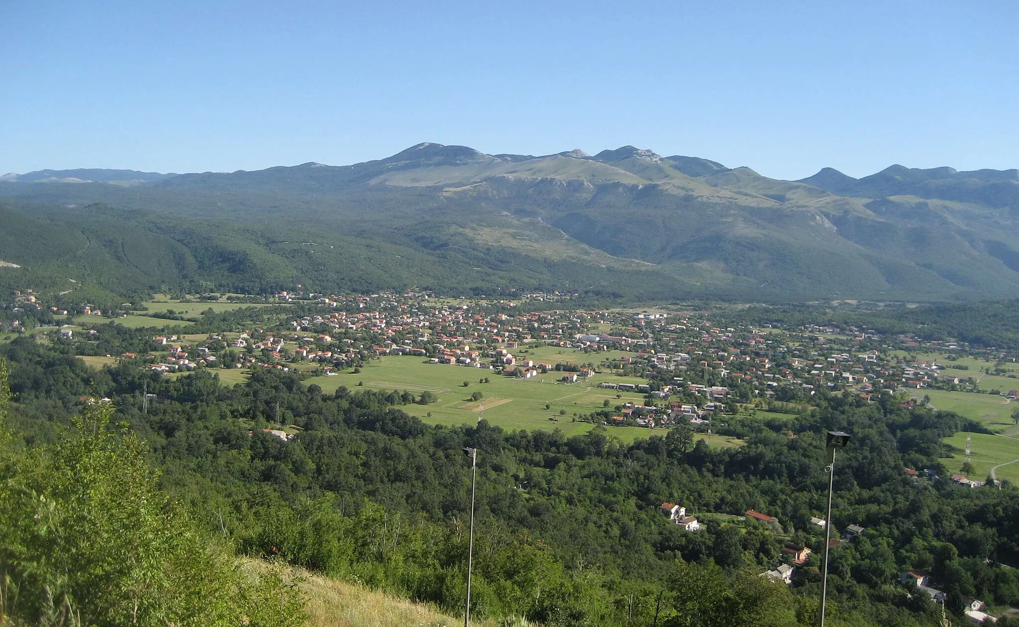 Photo showing: Grobnicko polje and town, karst plain ca. 6km north of Rijeka in Croatia