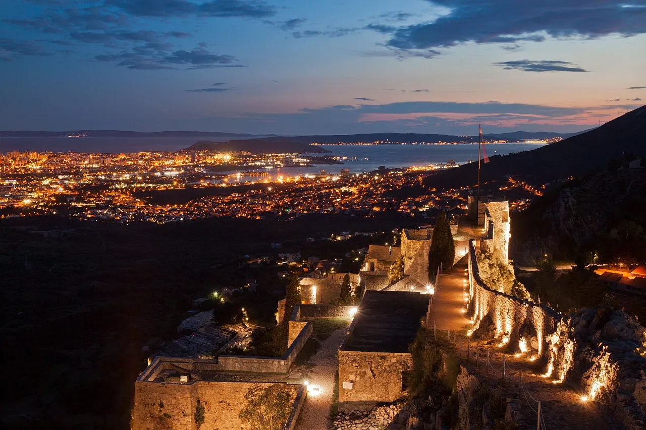 Photo showing: Klis Fortress at sunset. City of Split in the background.