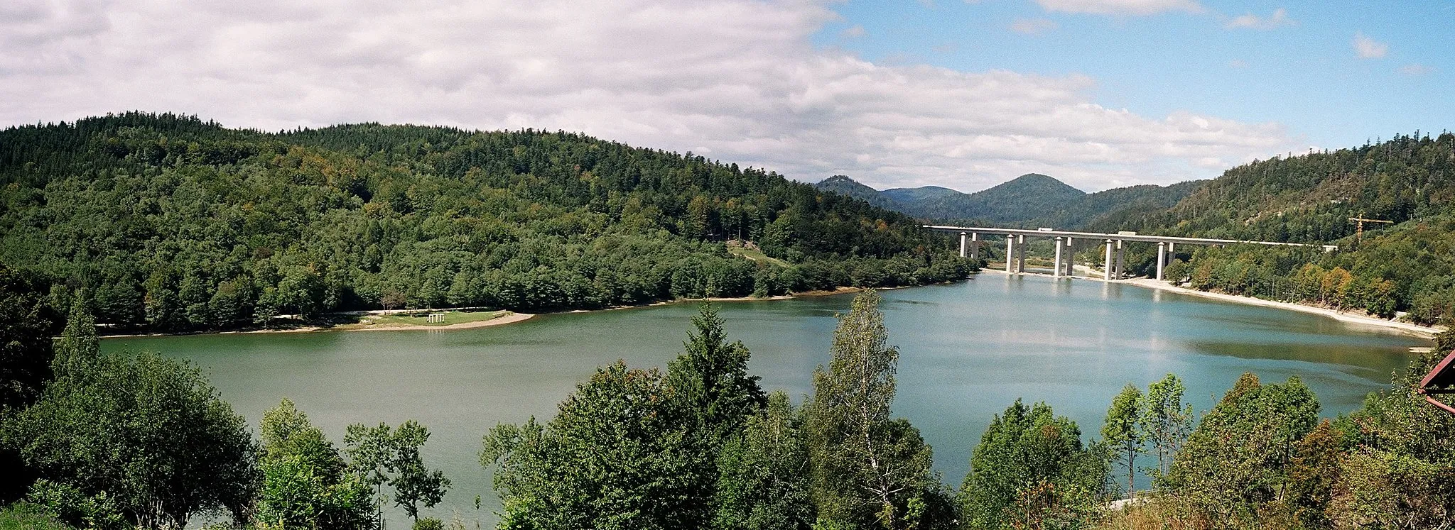 Photo showing: Bajersko jezero, viđeno iz Fužina. Desno su mostovi kojima preko jezera prelazi autocesta Rijeka-Zagreb.