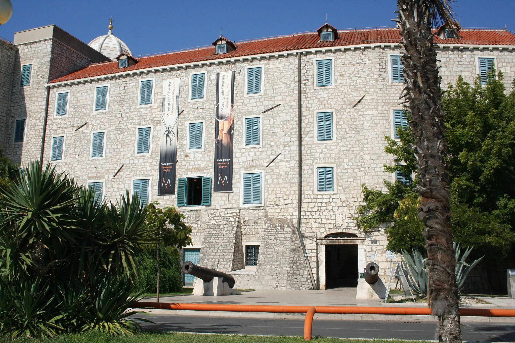 Photo showing: The central part of the Duke's Palace in Šibenik in August 2017.