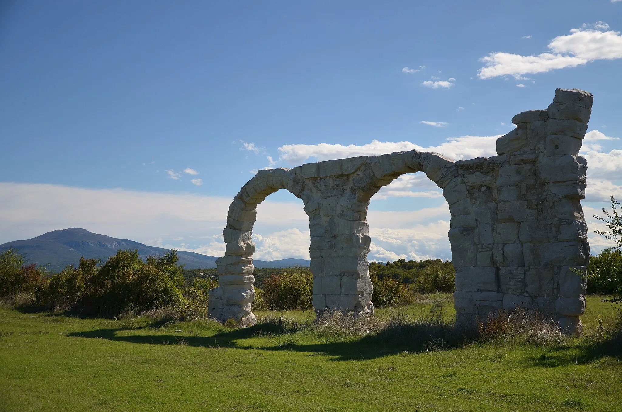 Photo showing: Arches of the Burnum principium (or Forum), Burnum legionary camp, Dalmatia