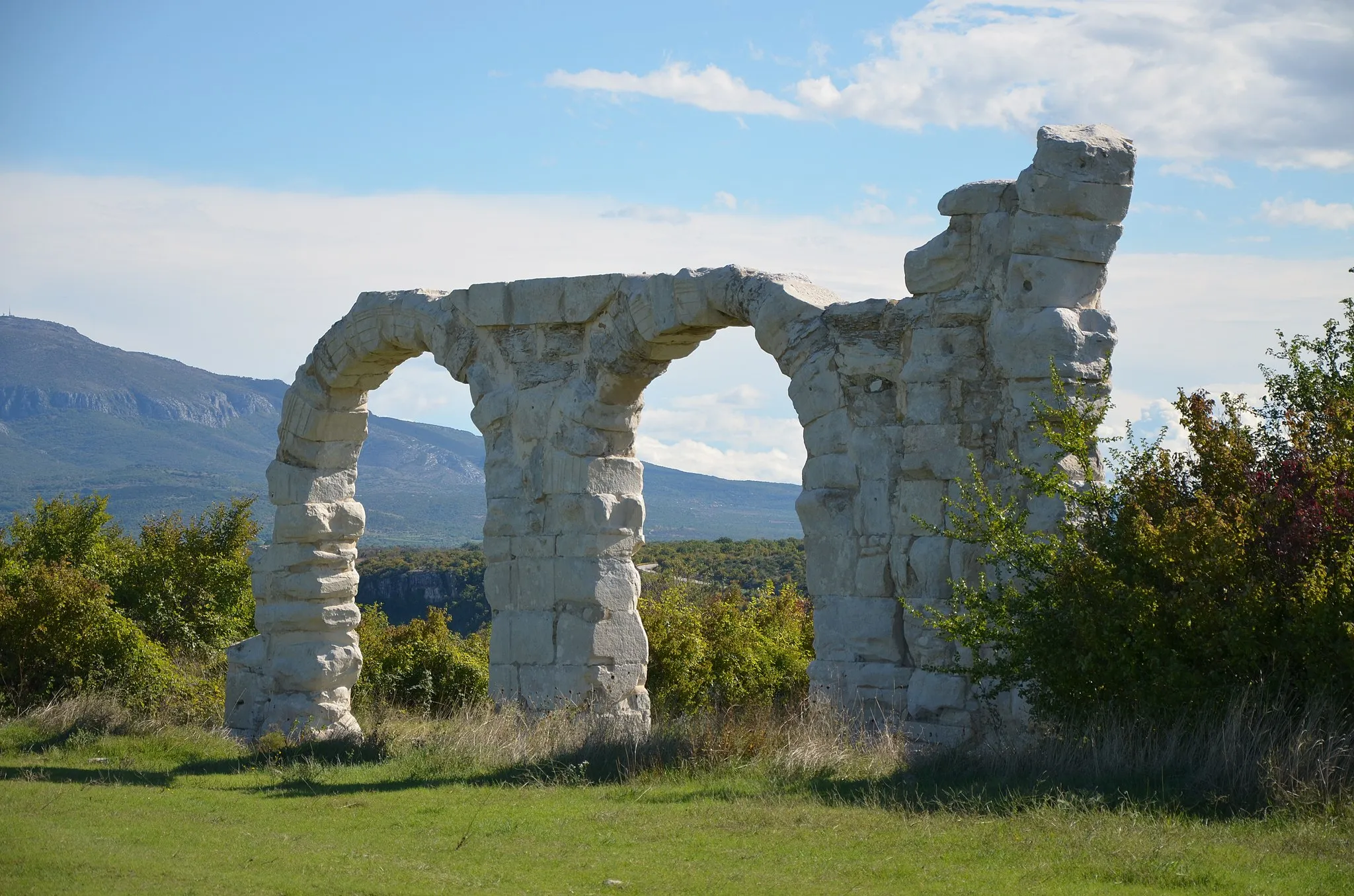 Photo showing: Arches of the Burnum principium (or Forum), Burnum legionary camp, Dalmatia