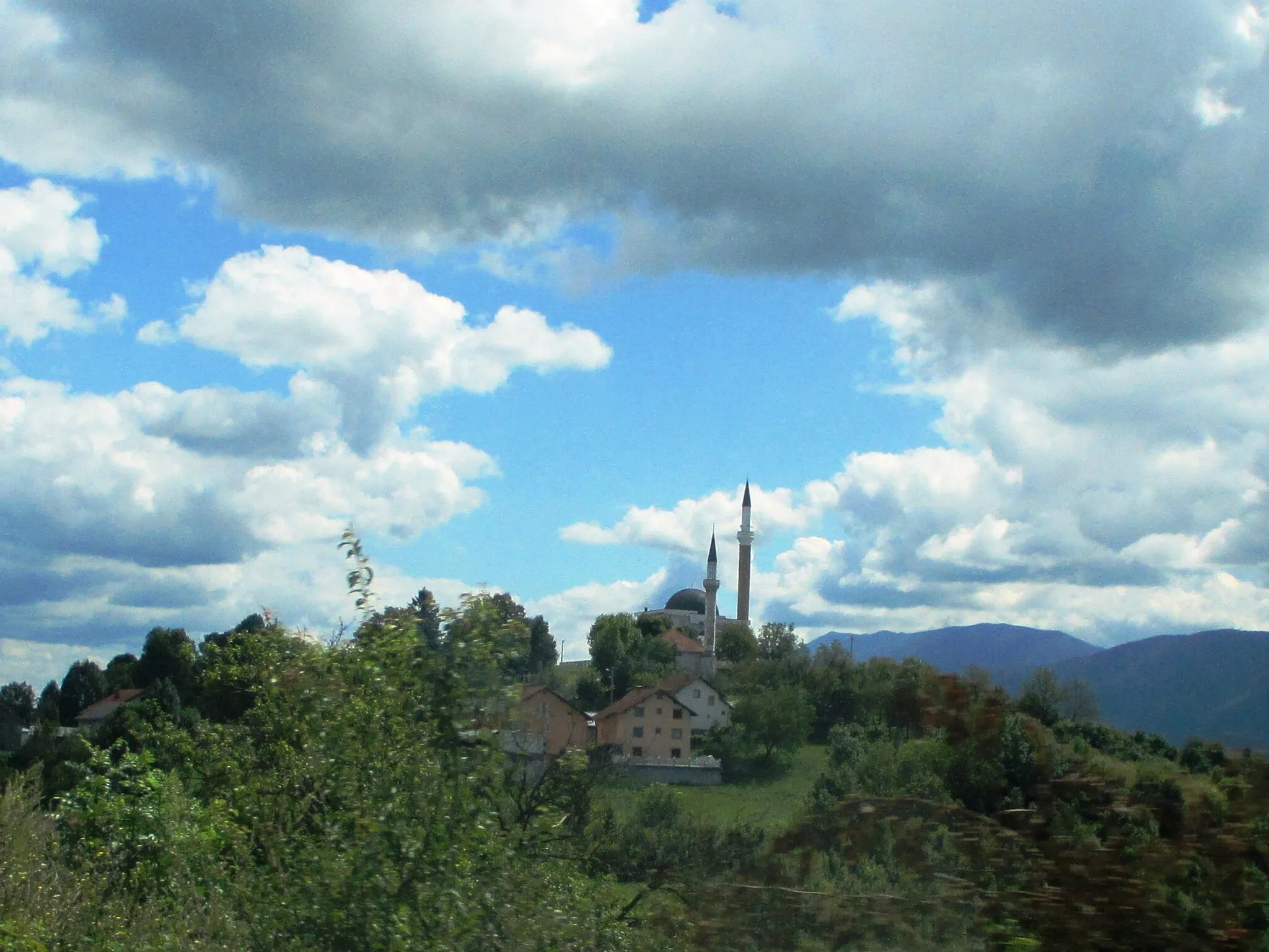 Photo showing: Panorama of Izačić village (Bihać municipality) with its two mosques