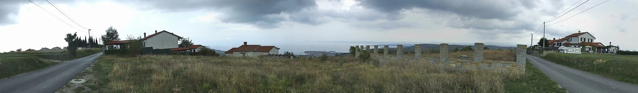 Photo showing: A view of Izola, Slovenia from Šared.