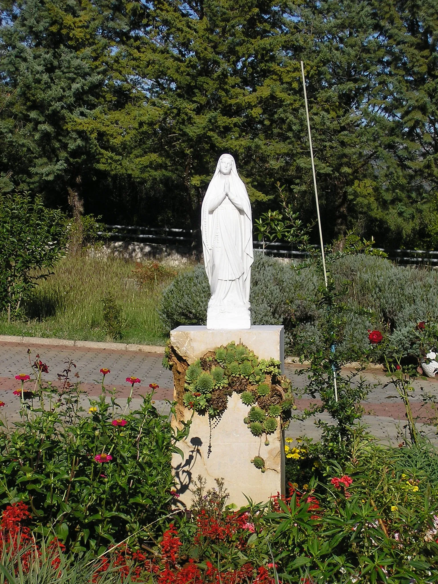 Photo showing: Our Lady statue near St. John the Baptist's church in Crven Grm