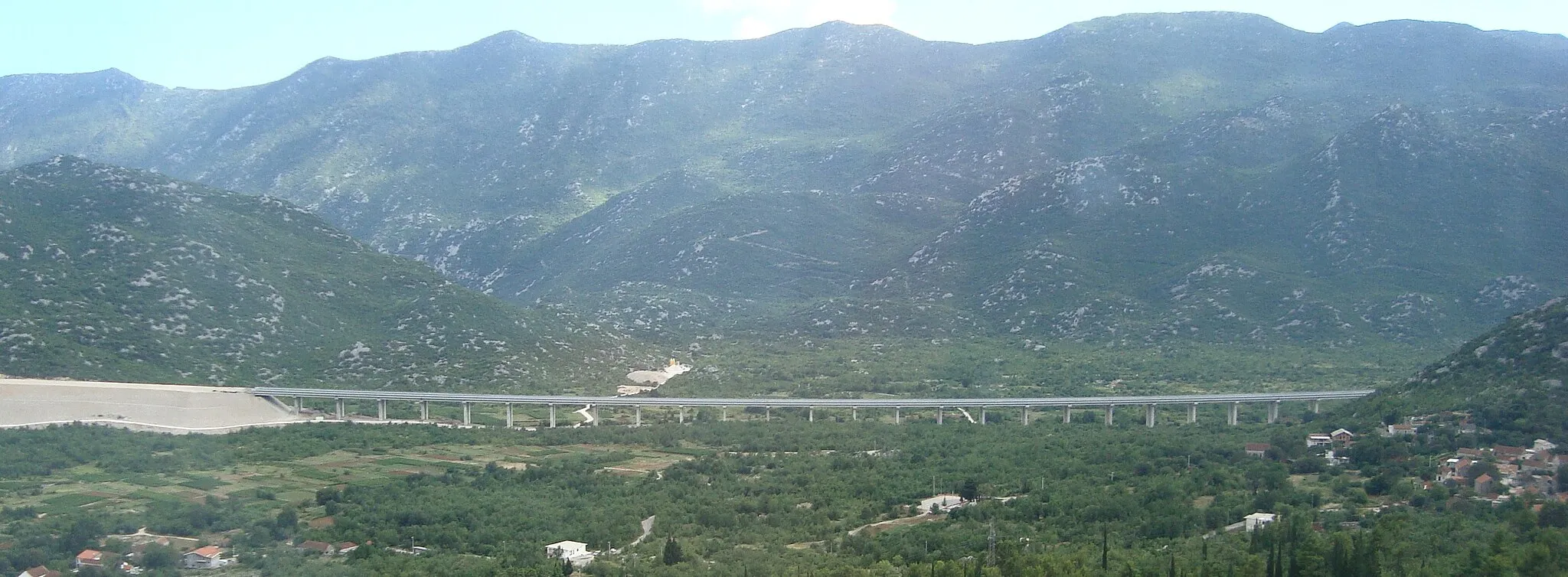 Photo showing: Travaux de prolongement de l'autoroute A1 en Croatie près de Vrgorak.
