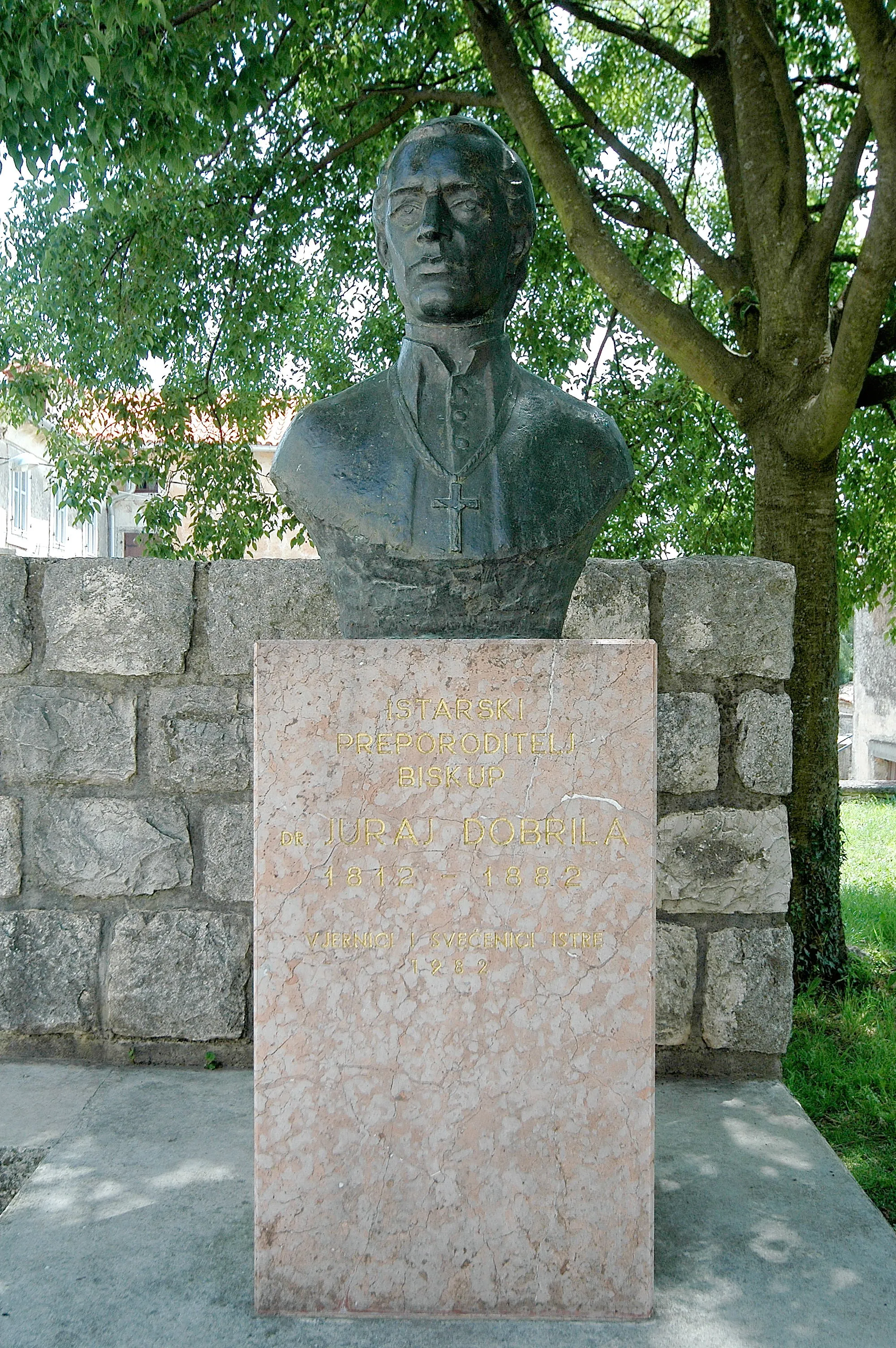 Photo showing: Dr. Juraj Dobrila-monument, Tinjan, Istria, Croatia