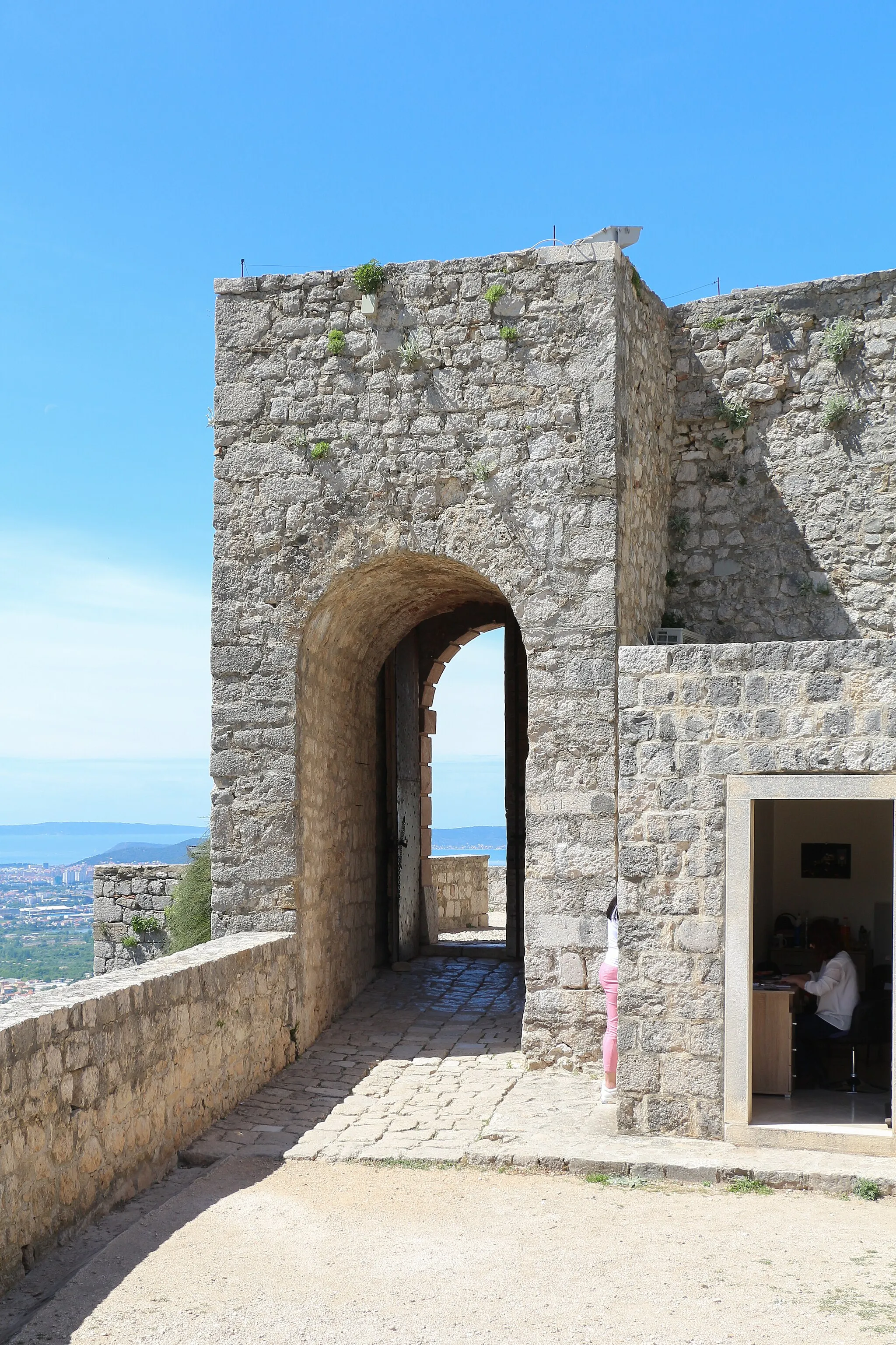 Photo showing: First gate of Klis Fortress, Croatia