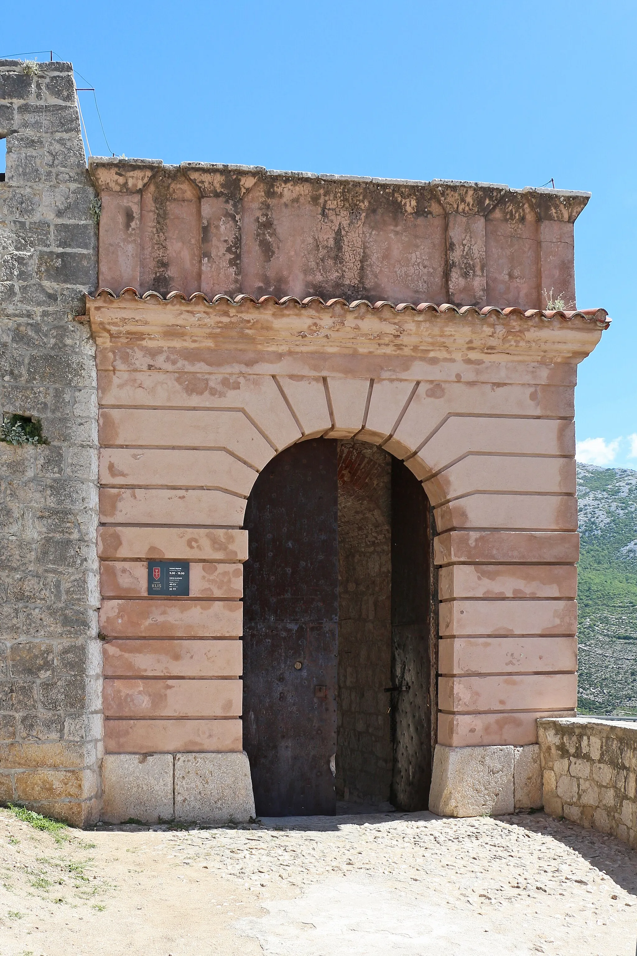 Photo showing: First gate of Klis Fortress, Croatia