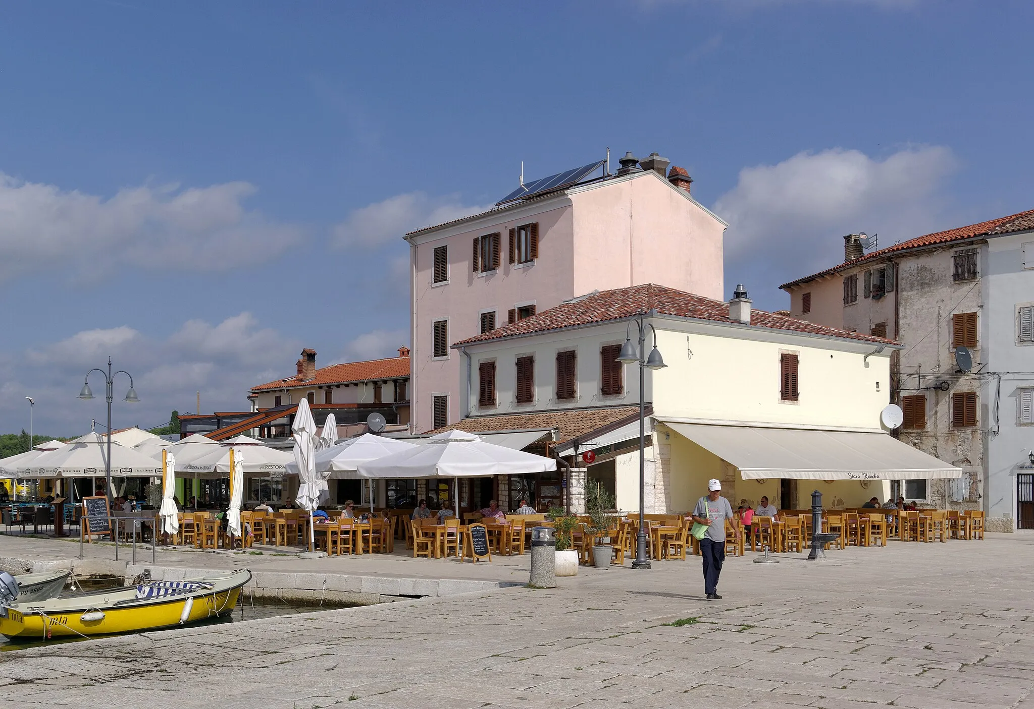Photo showing: Croatia, Fažana, Buildings at the harbour