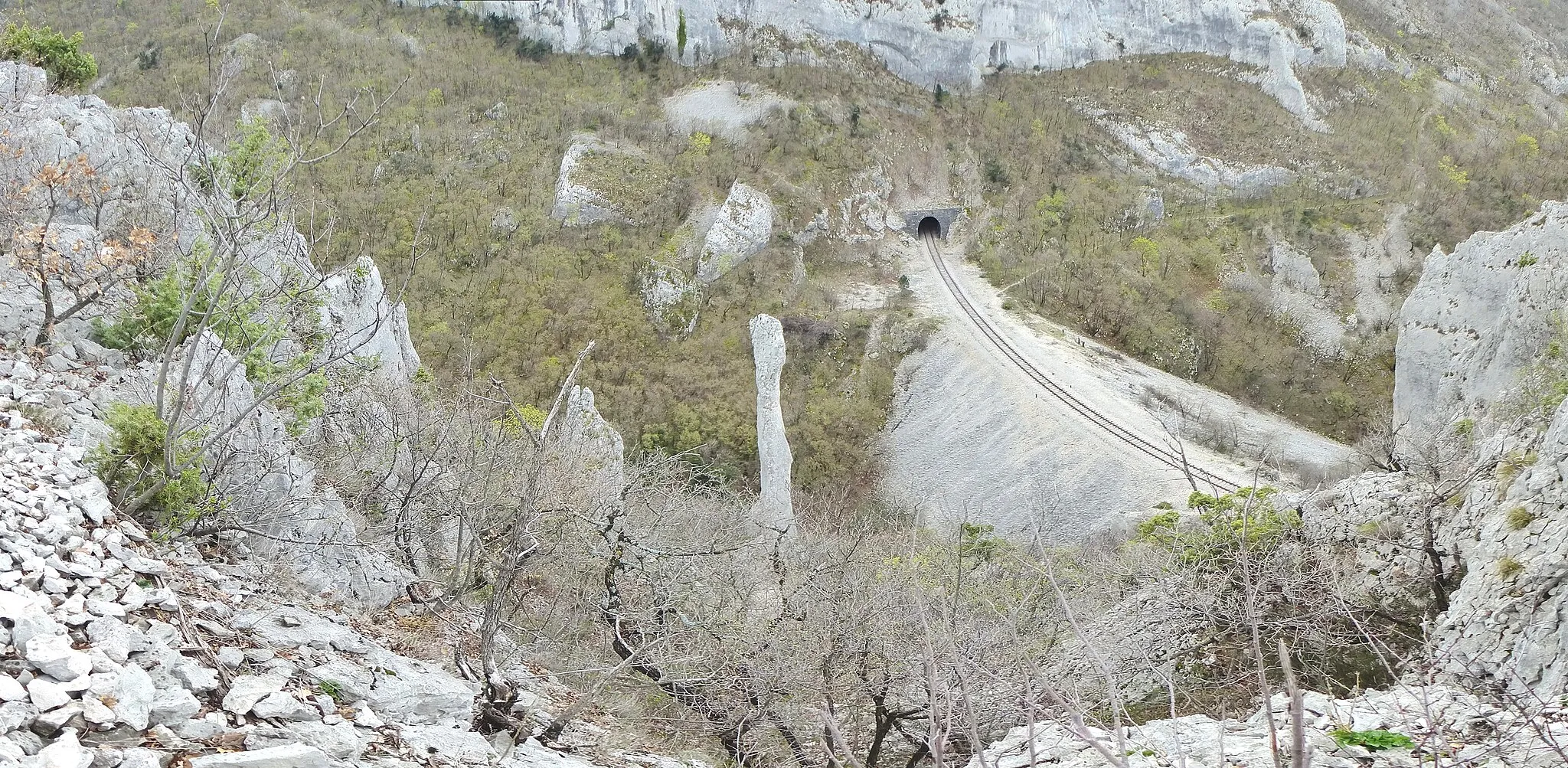 Photo showing: Vela Draga valley, Croatia 2016. View north on railway tunnel. HDR.