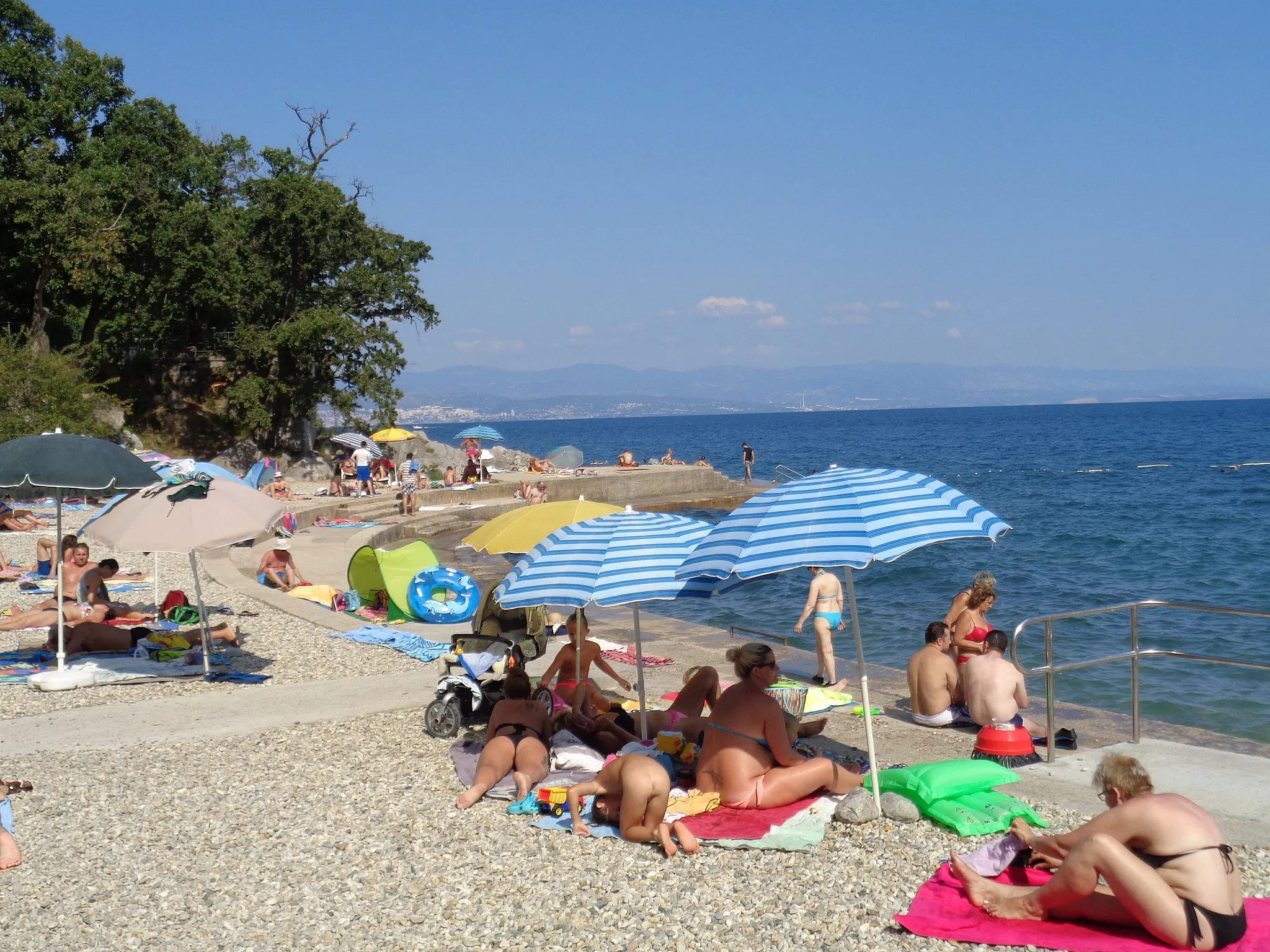 Photo showing: Lovran, Primorje-Gorski Kotar County, Croatia - beach (north view)