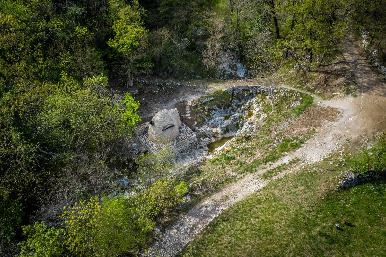 Photo showing: "Puli Mȁlina" (By the Mill), a site-specific art pavilion by artist Davor Sanvincenti was built on the renovated remains of the old mill along the hiking trail in Lovranska Draga. The pavilion is made from natural materials from the immediate surroundings – from chestnut wood, known as “marun”, and from local stone.