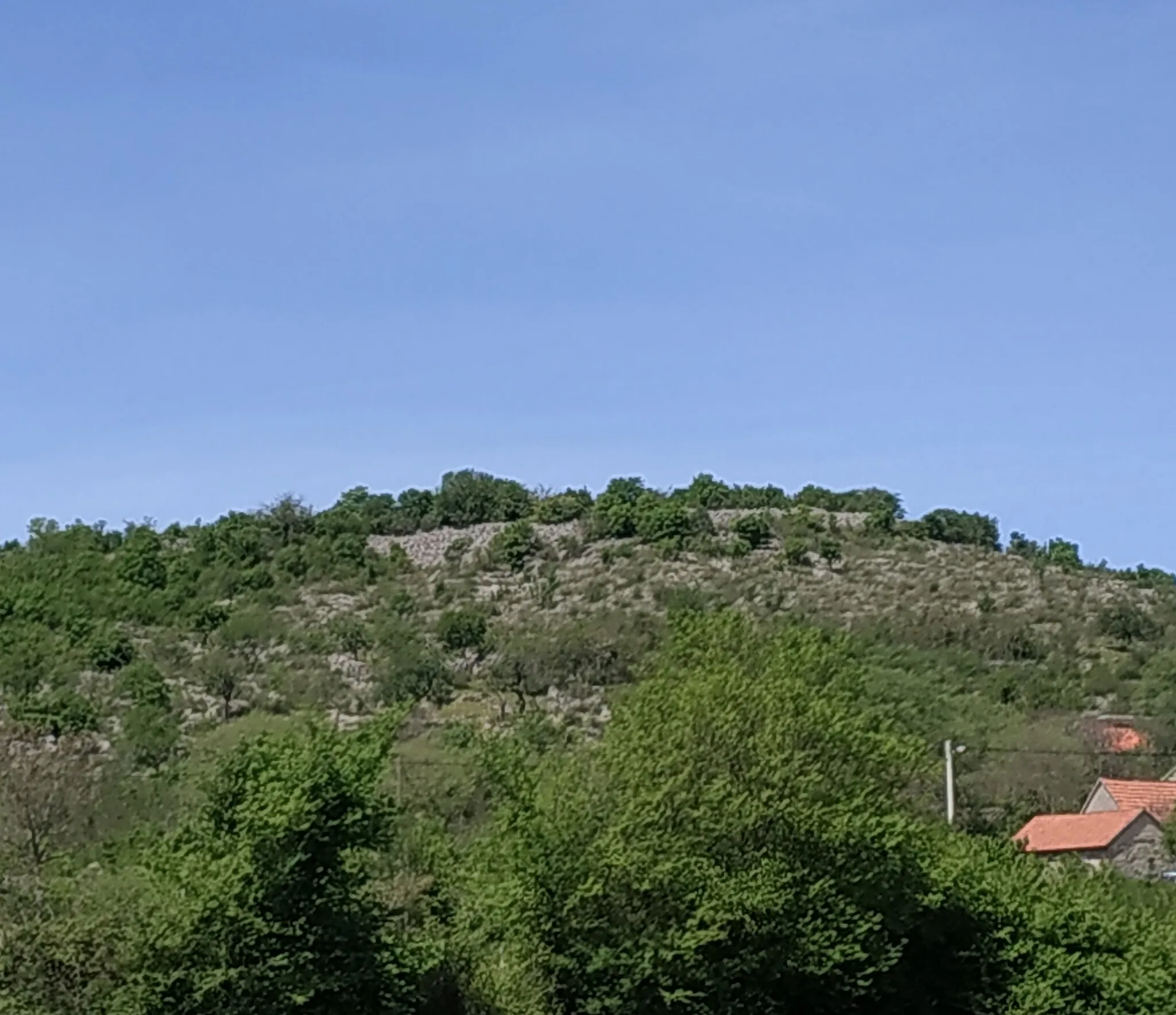 Photo showing: Delmatska utvrda Bačića gradina u selu Umljanovići.