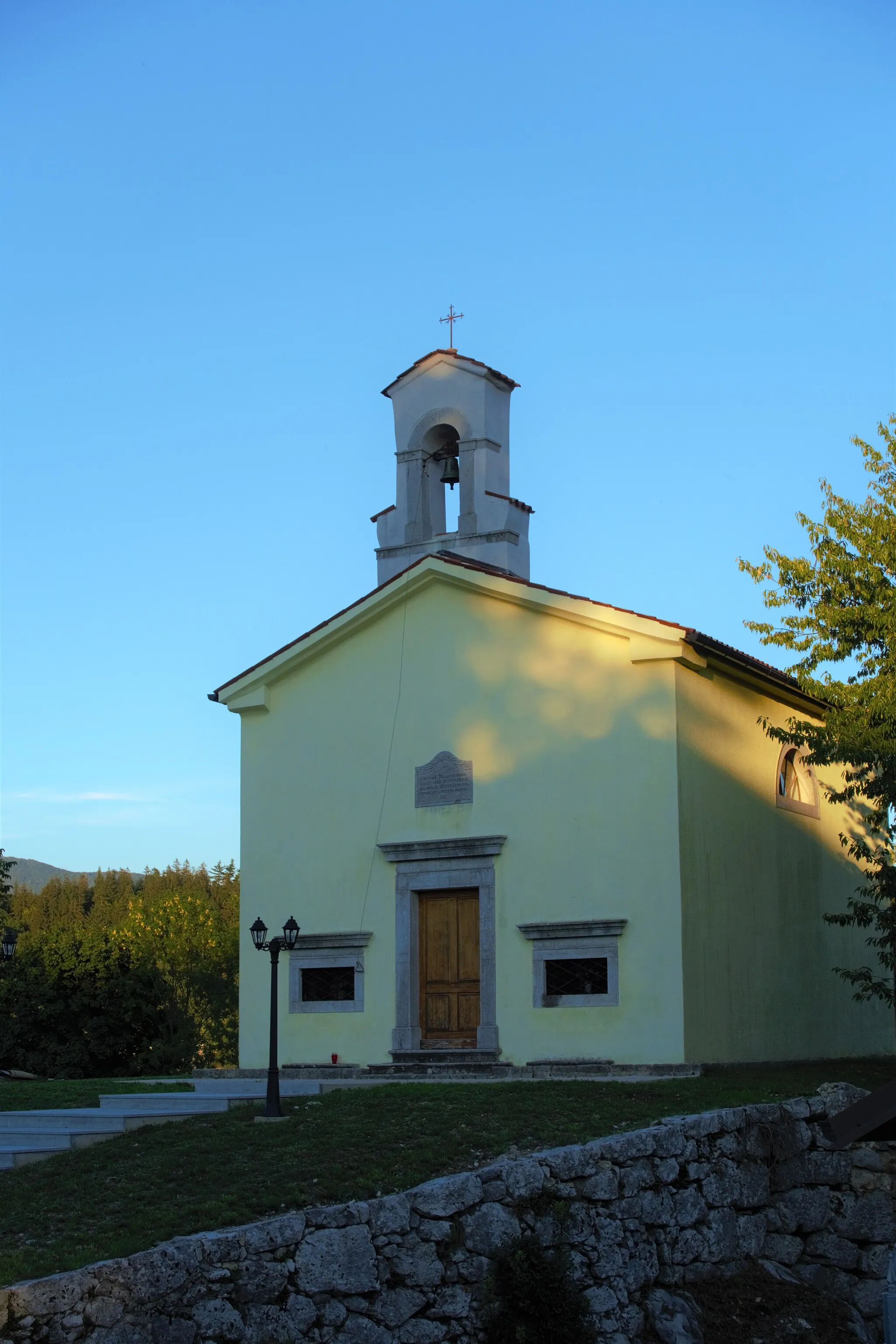 Photo showing: View of St. Roch from the main road