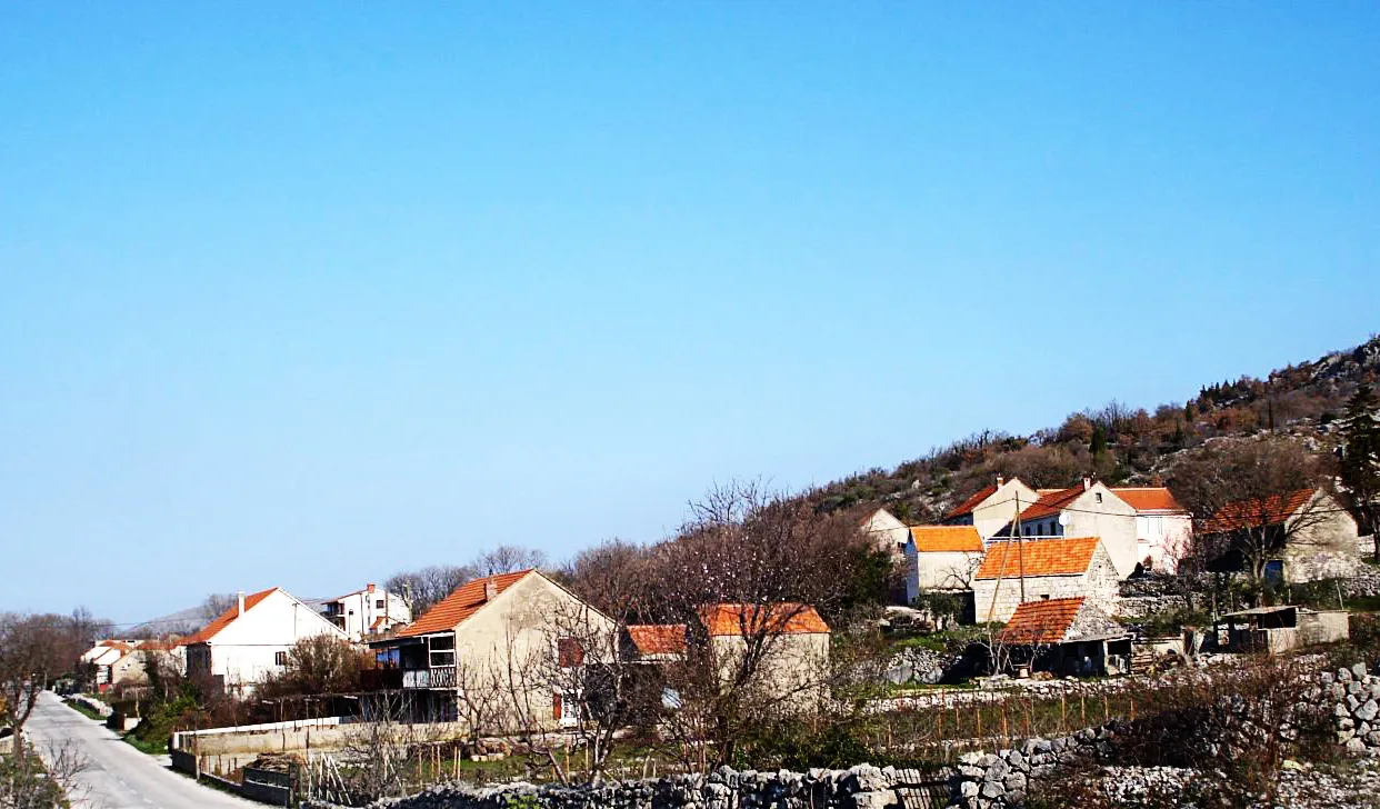 Photo showing: Žeževica, a village in the municipality of Šestanovac, Croatia.