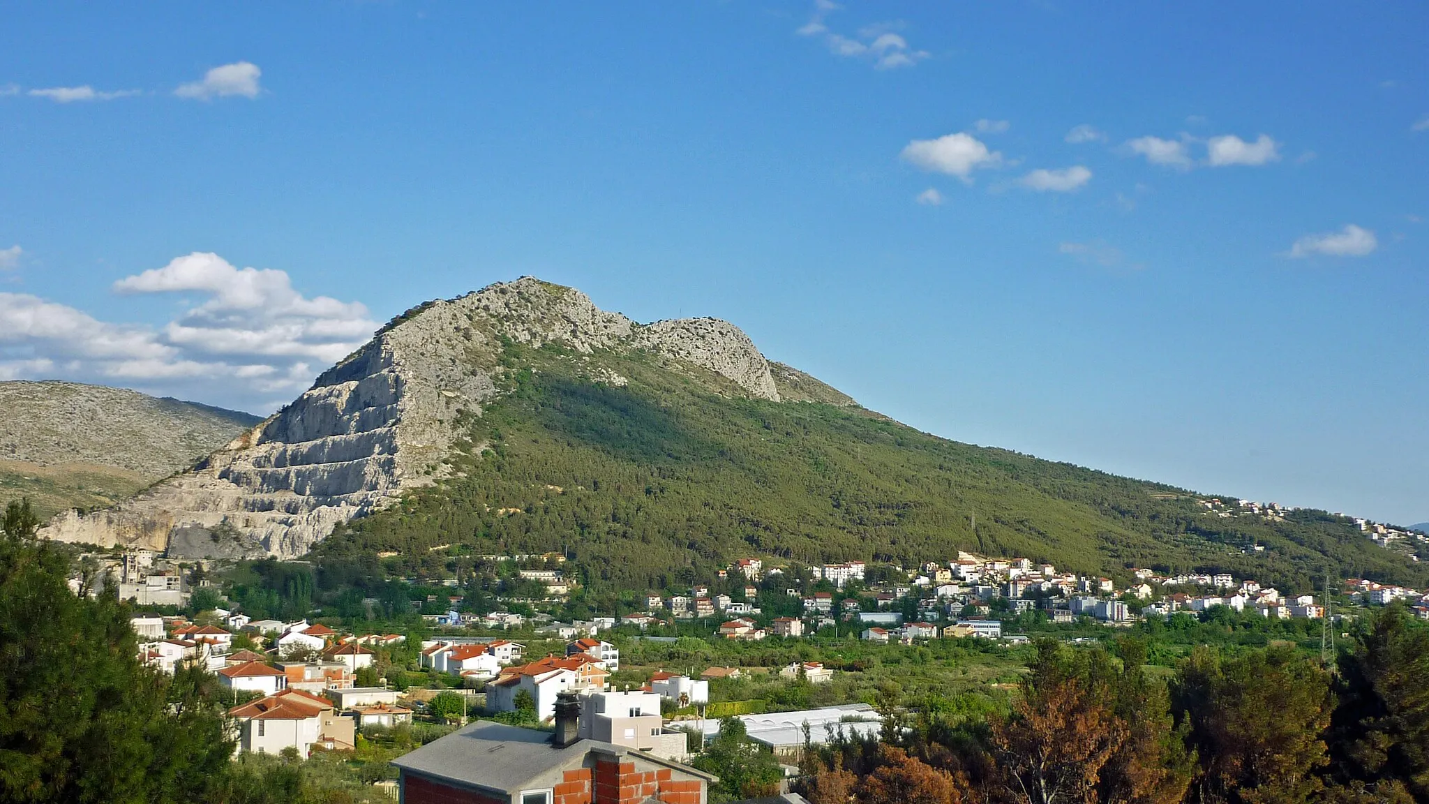 Photo showing: Blick auf Korešnica (OT von Žrnovnica) und das Perun-Gebirge