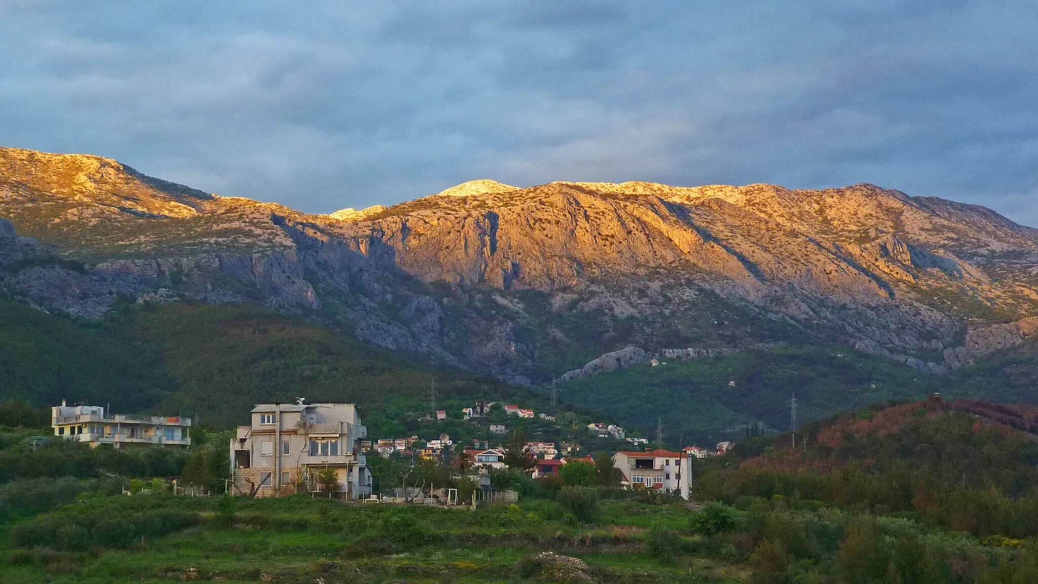 Photo showing: Blick auf Korešnica (OT von Žrnovnica) und das Mosor-Gebirge