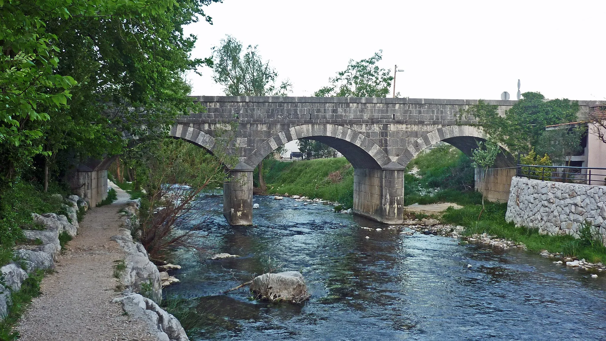 Photo showing: Brücke über den Fluss Žrnovnica bei Korešnica (OT von Žrnovnica)