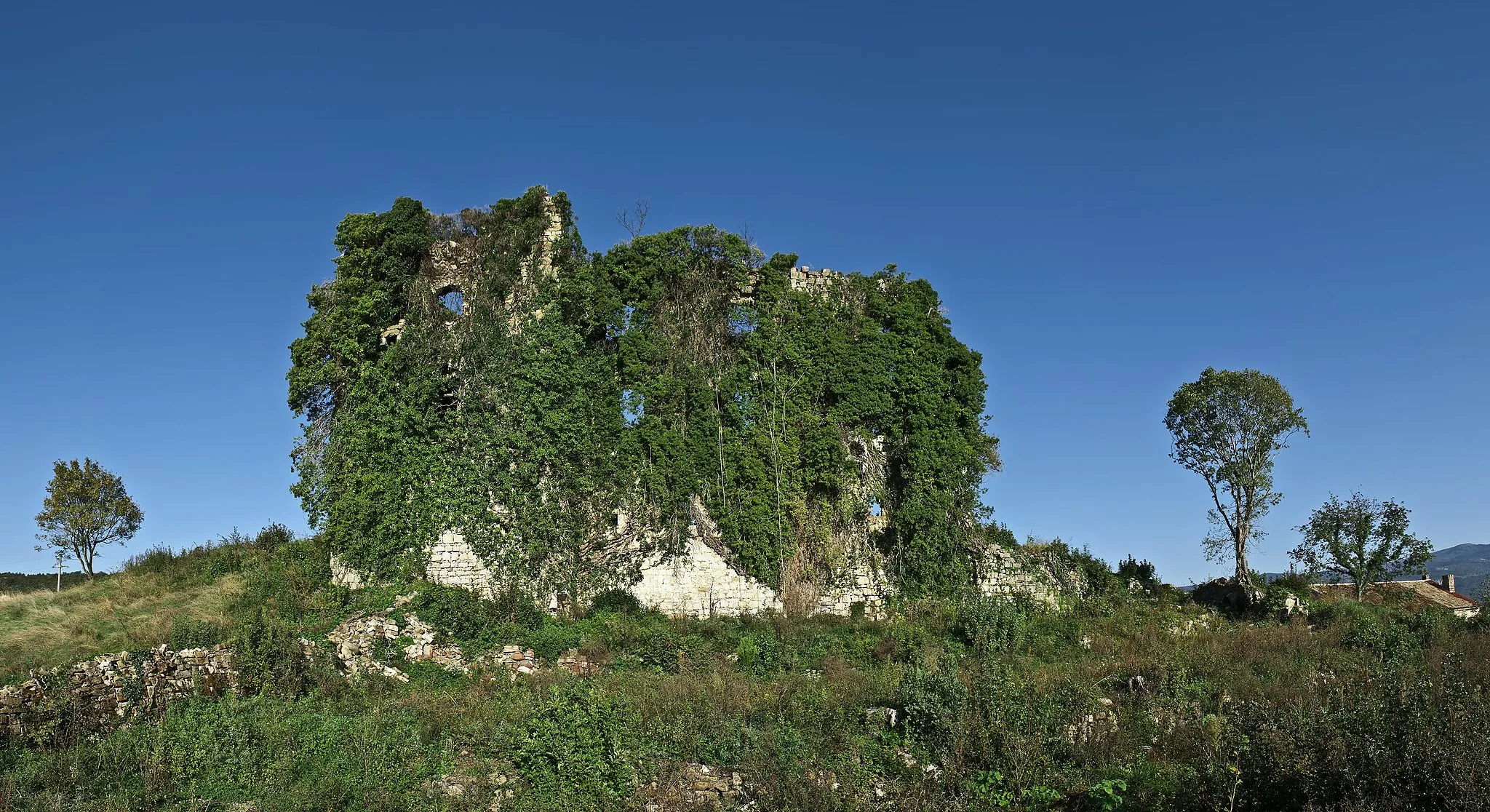 Photo showing: Ruins of Paz Castle in Istria, Croatia, on 1 November 2013, by Dinko Gubic.