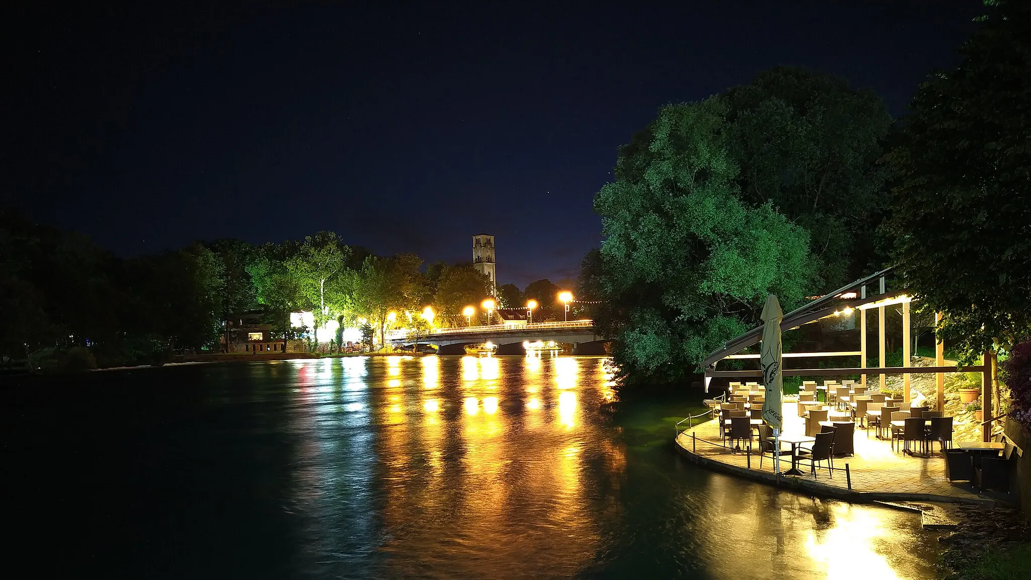 Photo showing: Grad Bihać slikan noću sa terase Intima Bar kafića u ulici Džemala Bijedića.