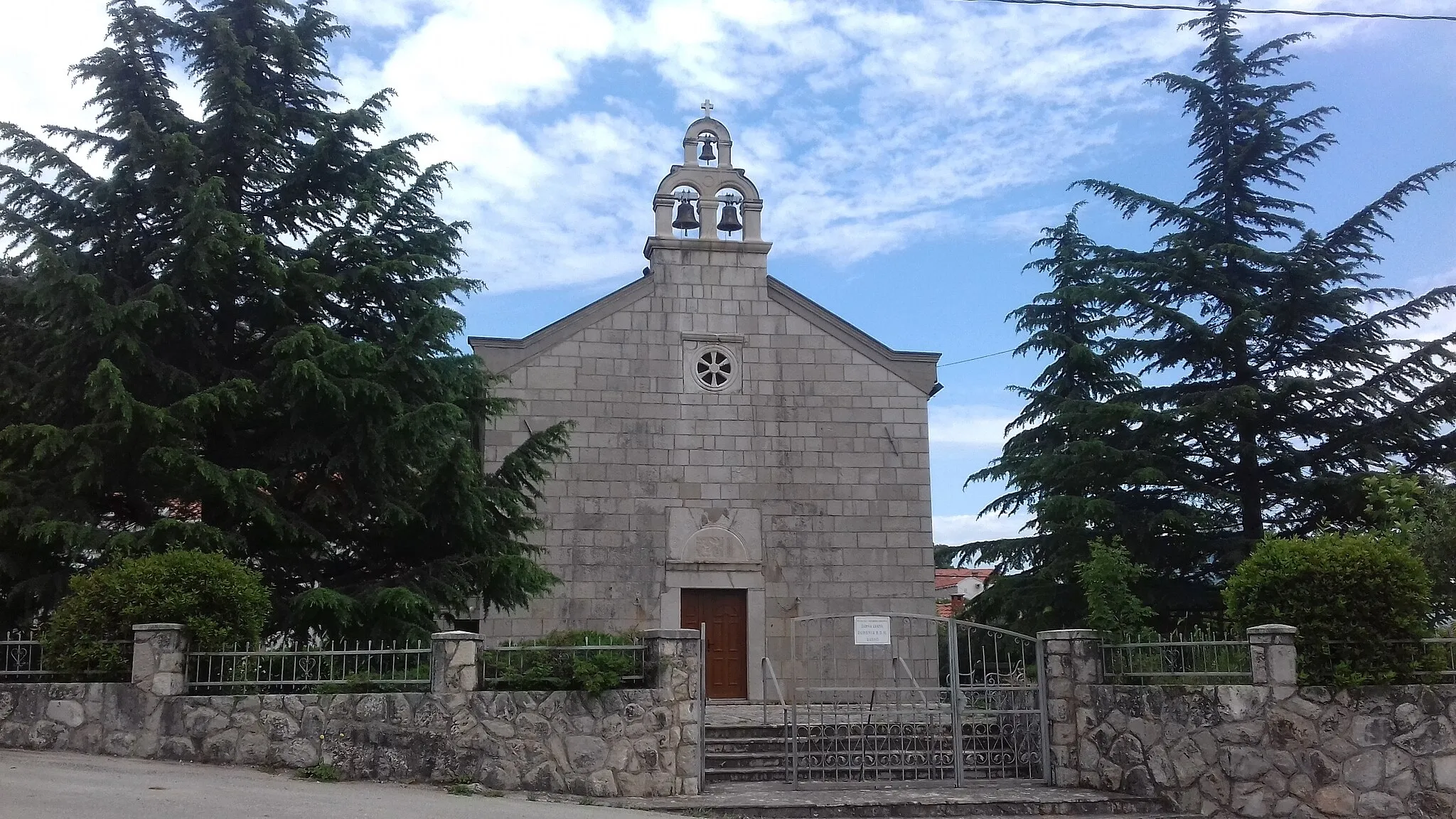 Photo showing: Župna crkva Rođenja Blažene Djevice Marije u Ravnom