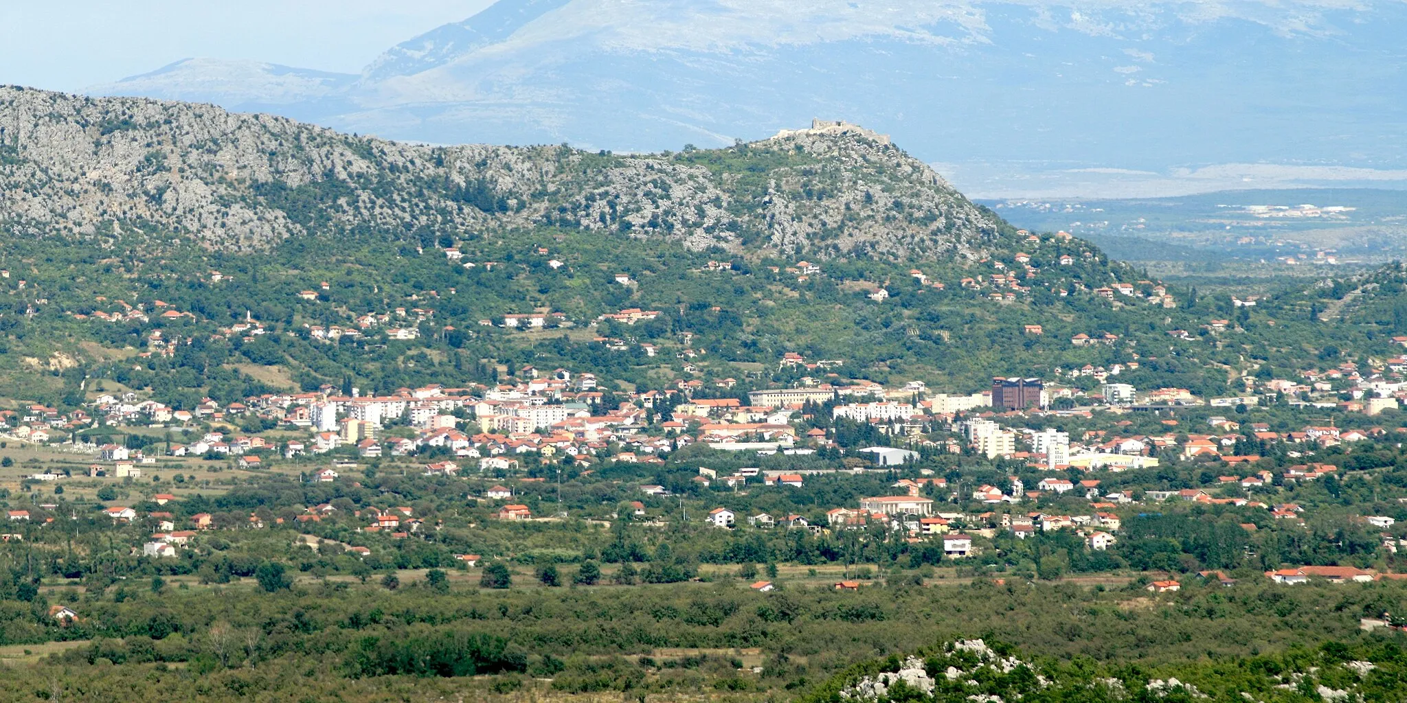 Photo showing: View of Ljubuški from the State Street (Croatia) over Crveni Grm.