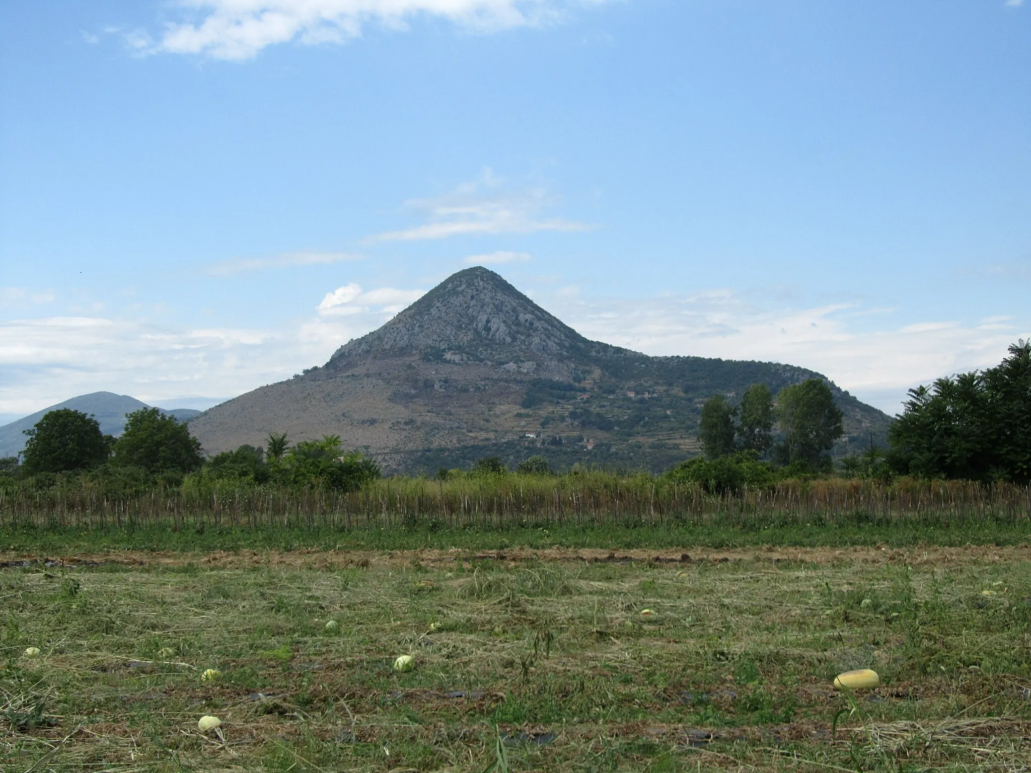 Photo showing: Klobuk (="Hat") Mountain near Vitina, Ljubuški, in Bosnia & Herzegowina, view from South Eastern standpoint