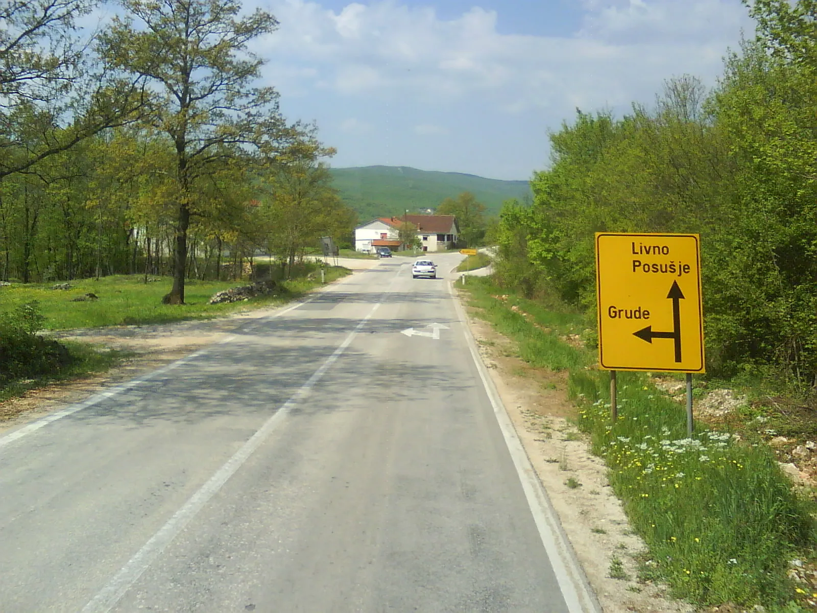 Photo showing: Crossroads in Privalj village