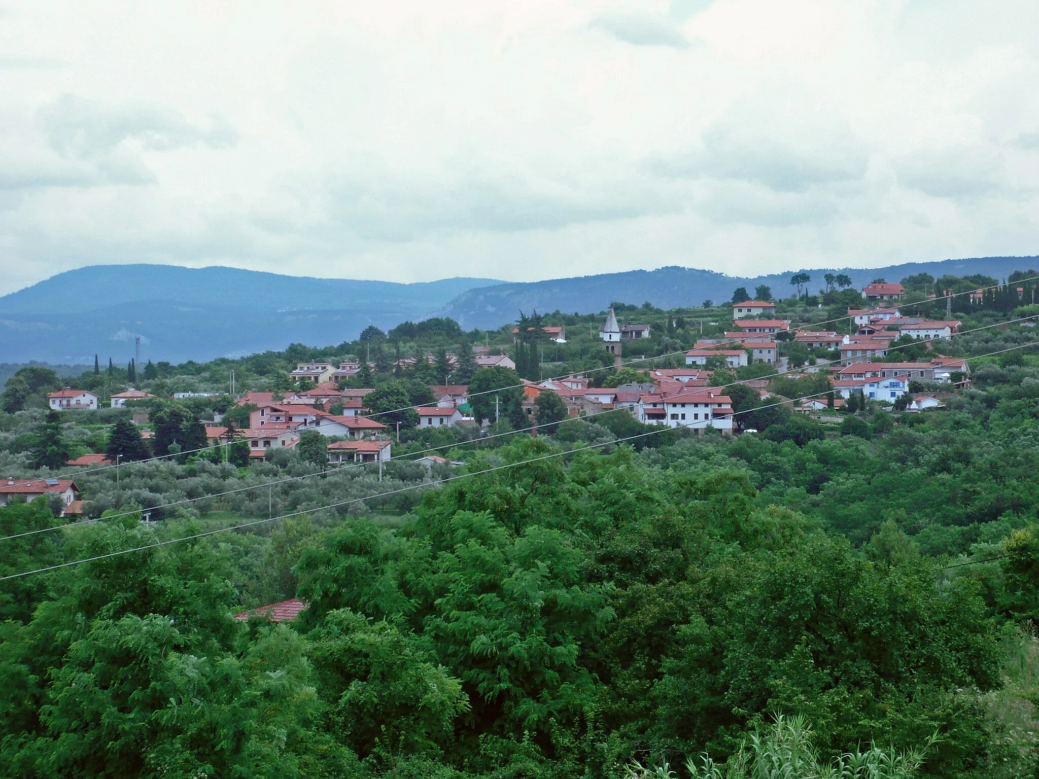 Photo showing: View of the village of Plavje (Koper municipality, Slovenia) from Zgornje Škofije.