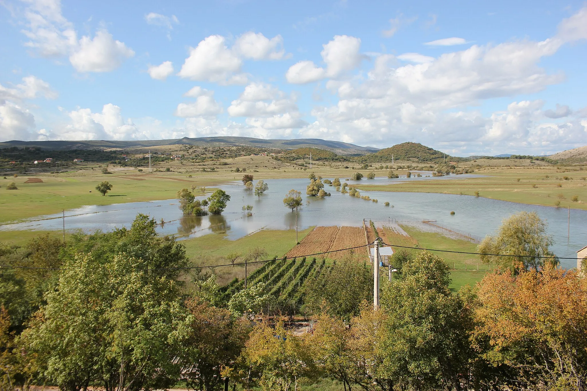 Photo showing: Das Quellgebiet der Čikola bei Čavoglave, Kroatien