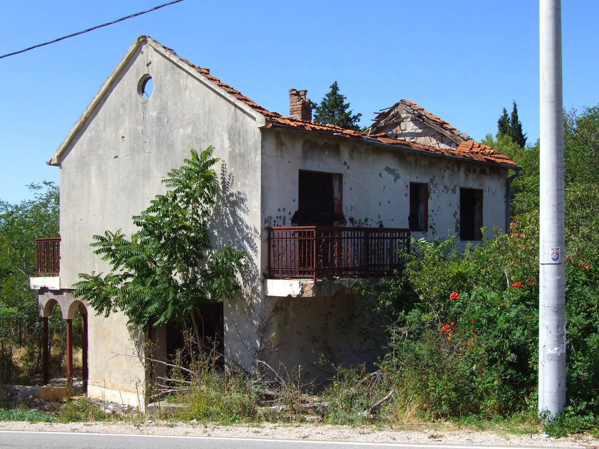 Photo showing: Destroyed house in Žitnić, Croatia