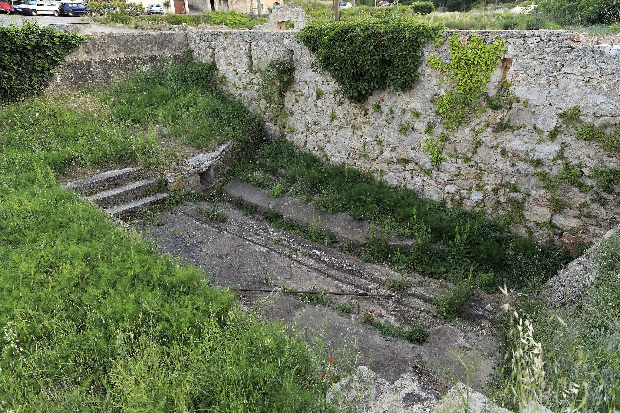Photo showing: An der Haarnadelkurve am Ortseingang aus Richtung Stari Grad, das Wasserbecken liegt allerdings trocken.
