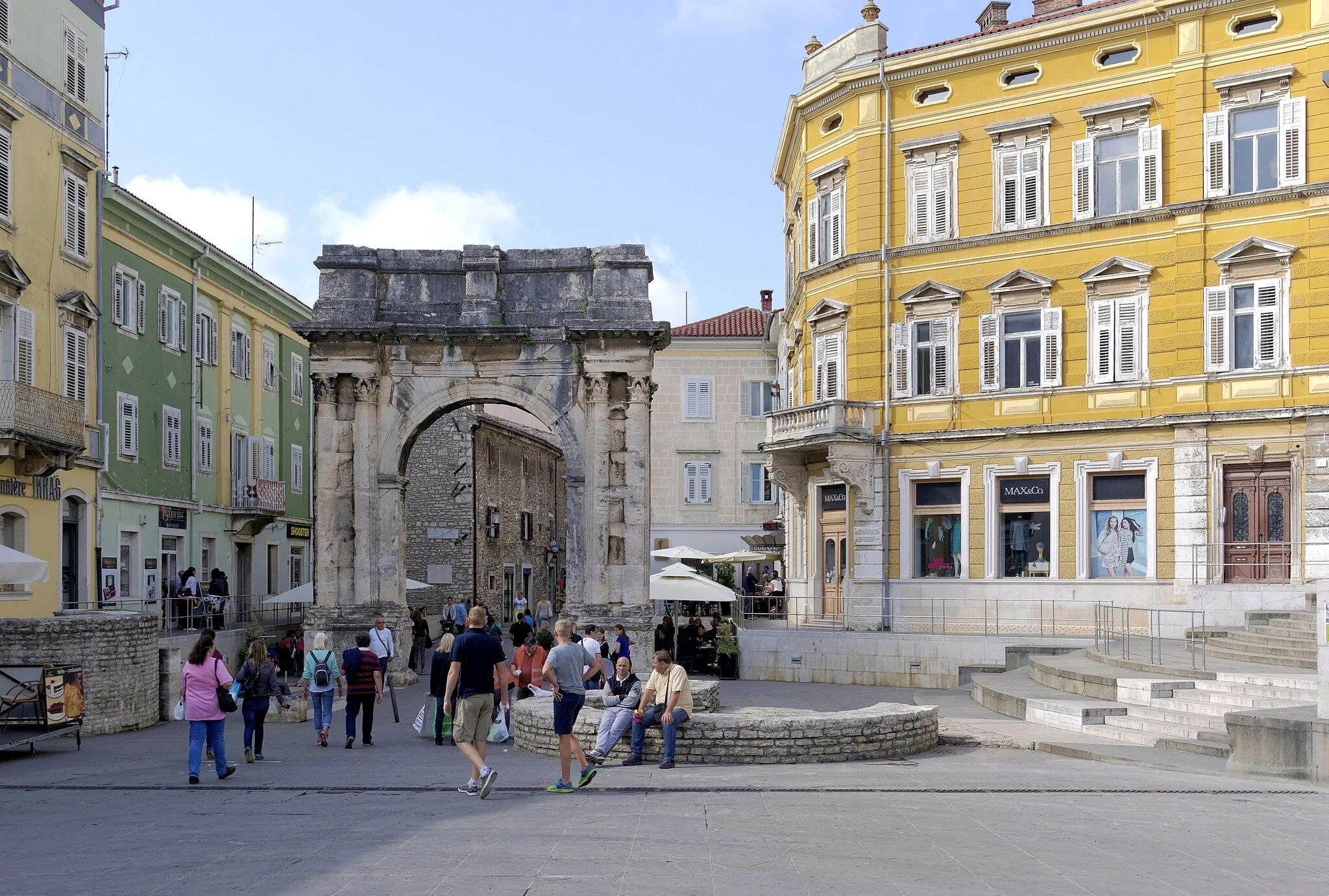 Photo showing: Croatia, Pula, Arch of the Sergii from east