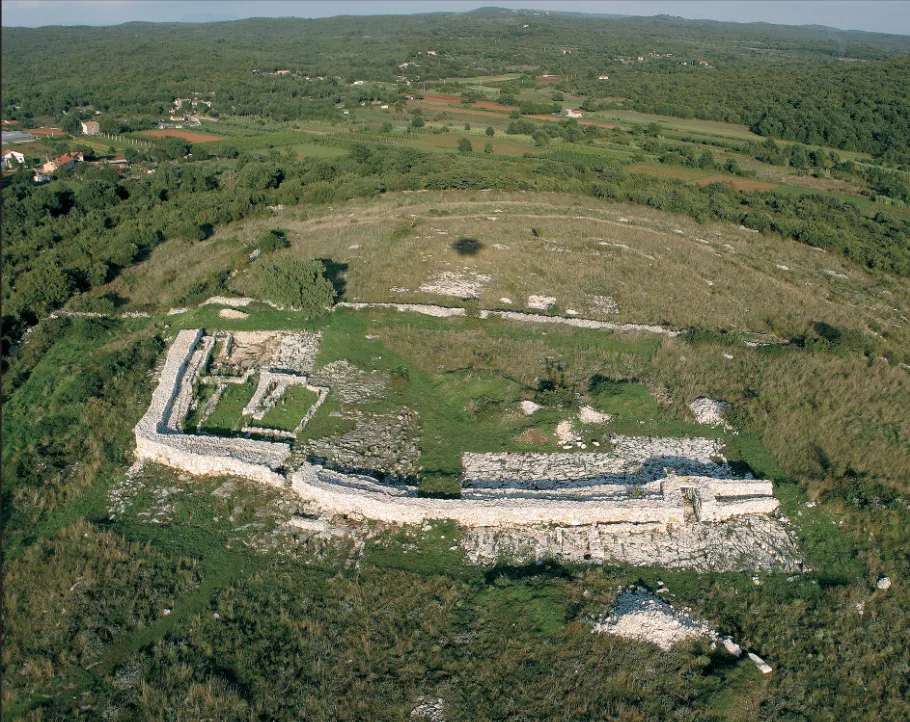 Photo showing: Remains of acropolis fortifications