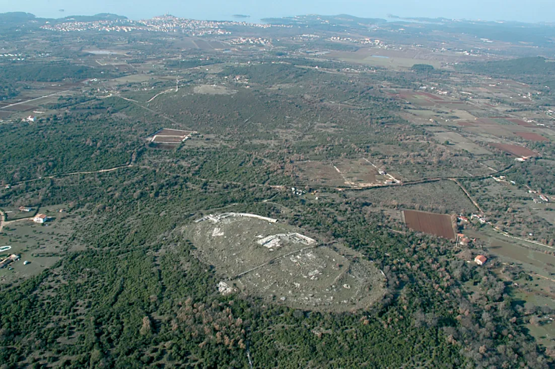 Photo showing: Monkodonja Bronze Age hillfort, Croatia, with surroundings and coastline in the background